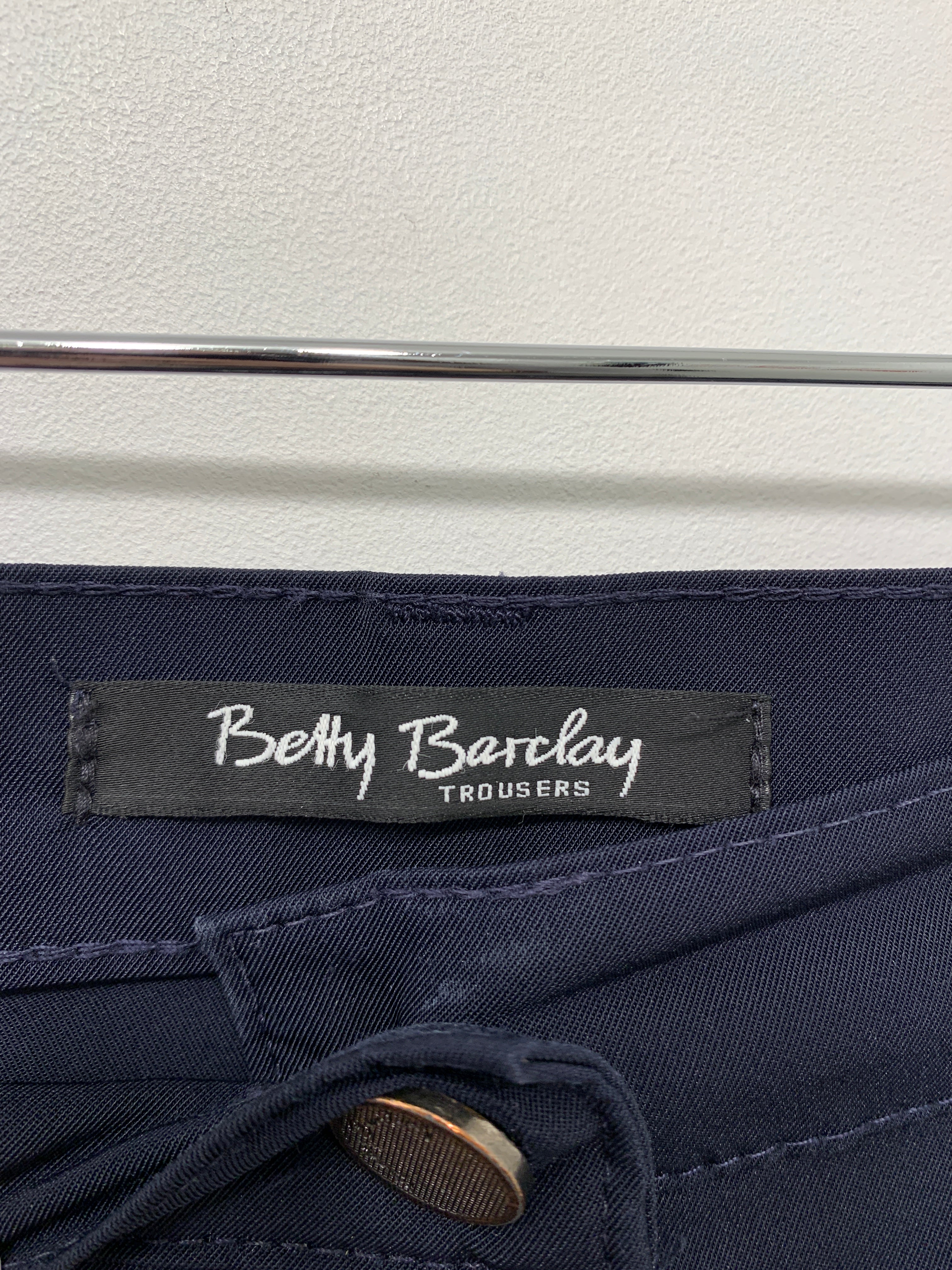 Betty Barclay Bukser