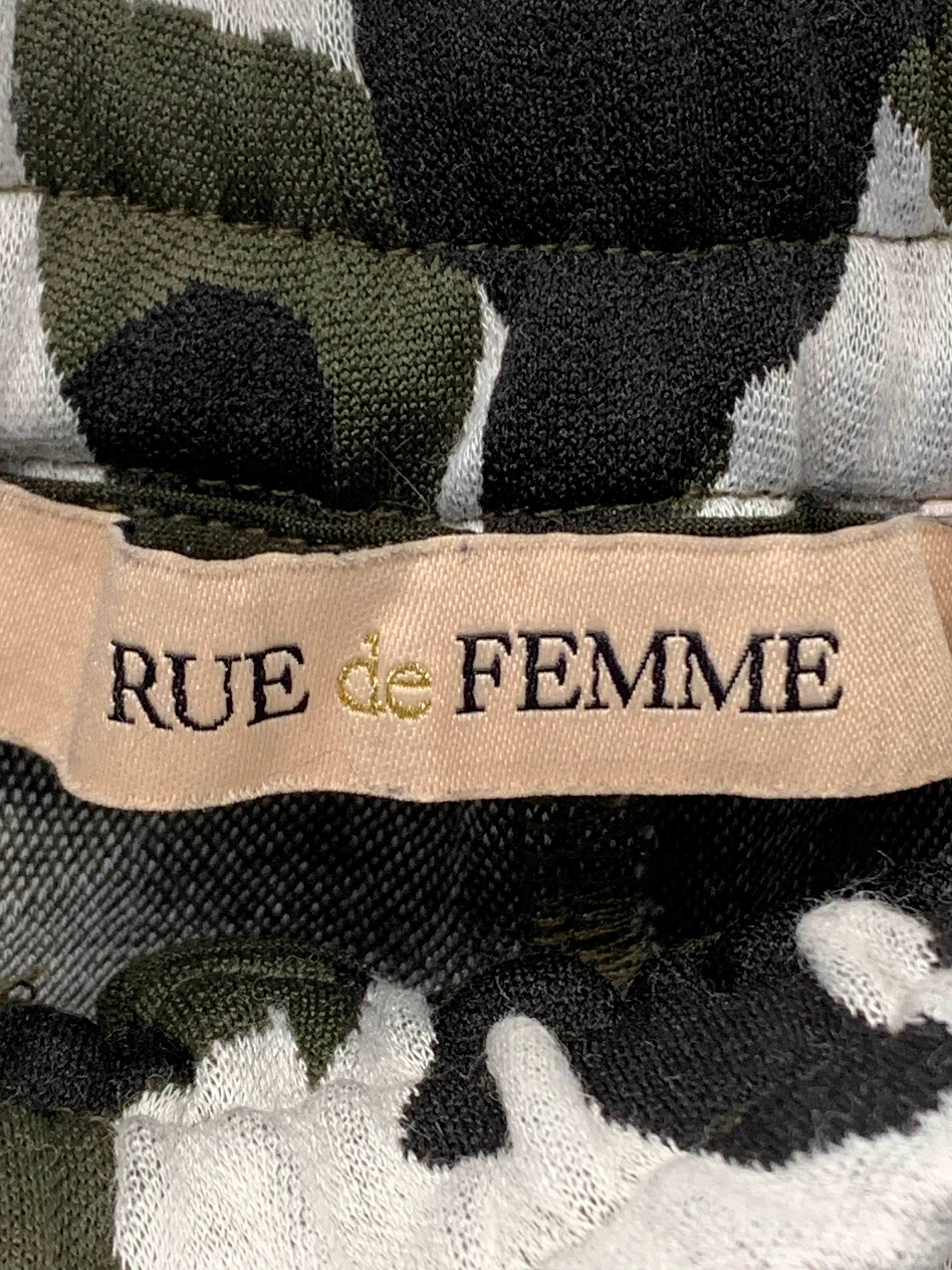 Rue de Femme Busker