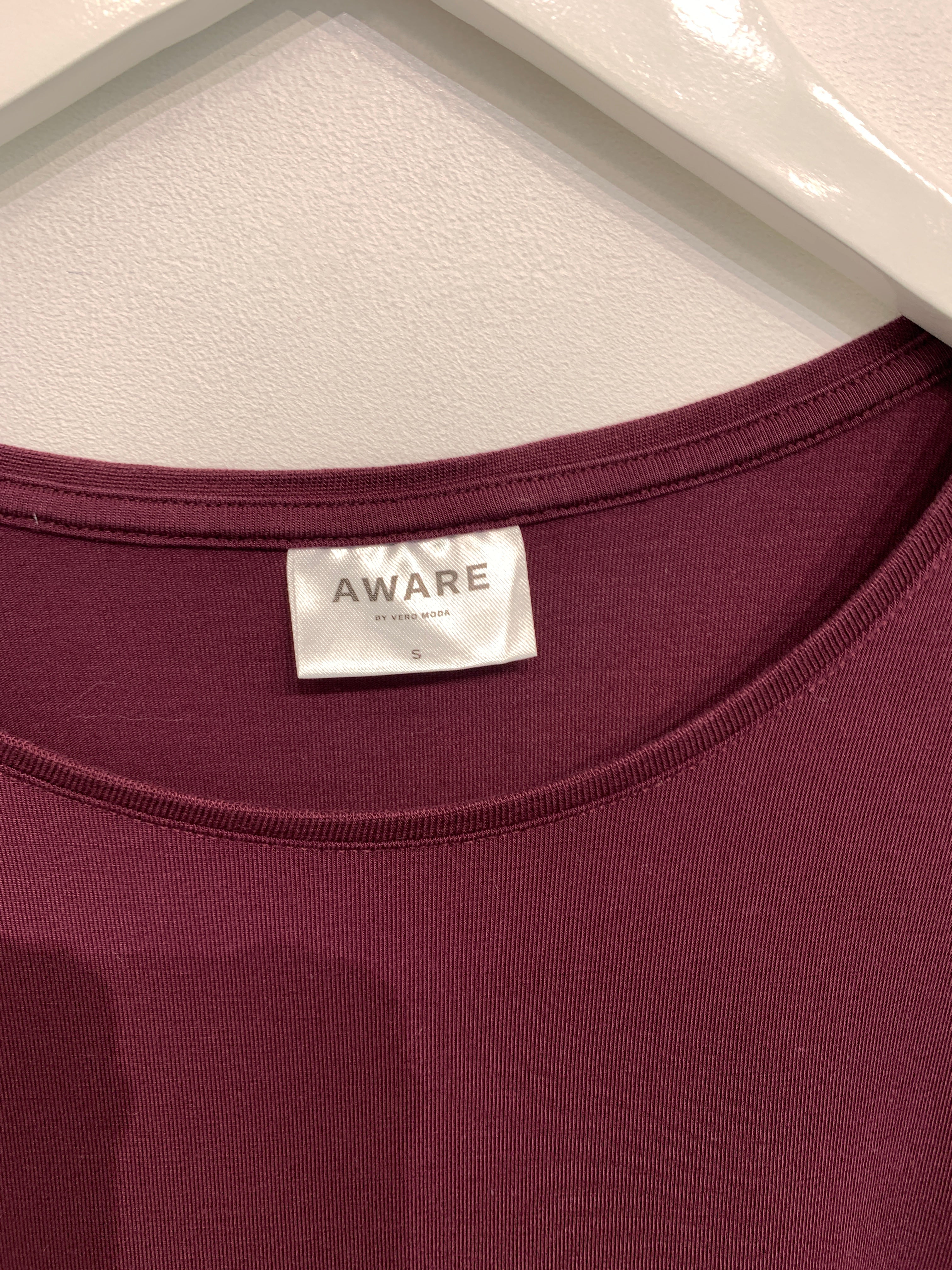 Aware Top