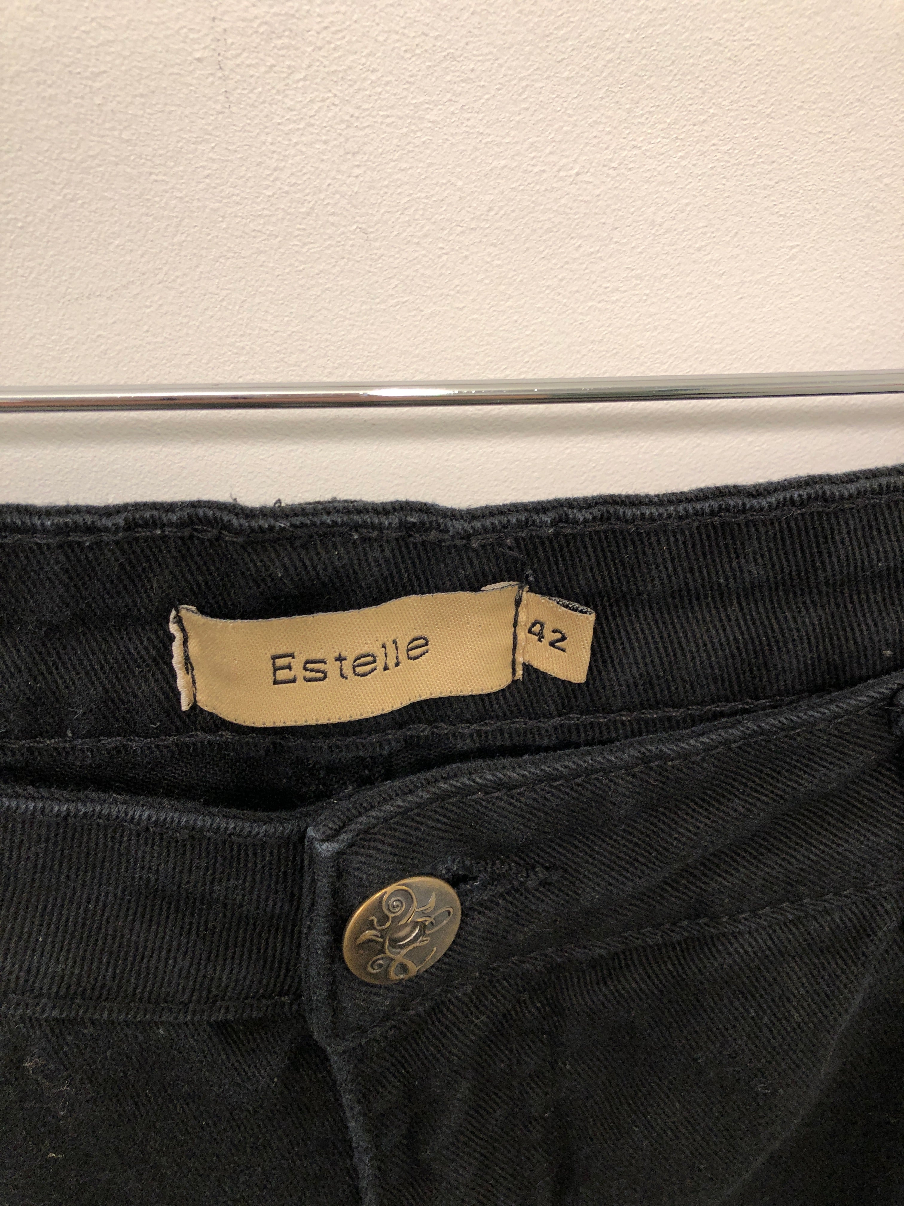 Estelle Bukser