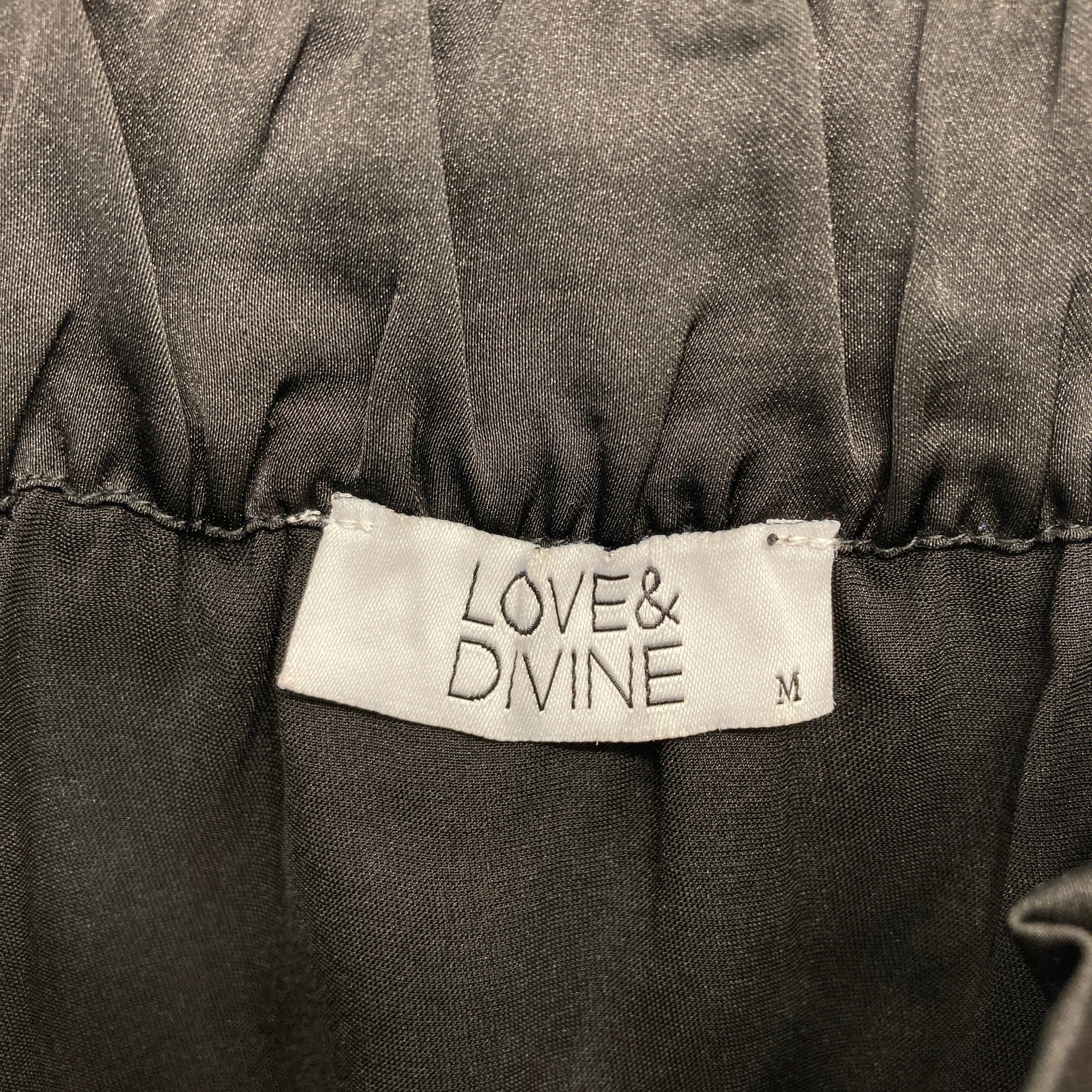Love & Divine Nederdel