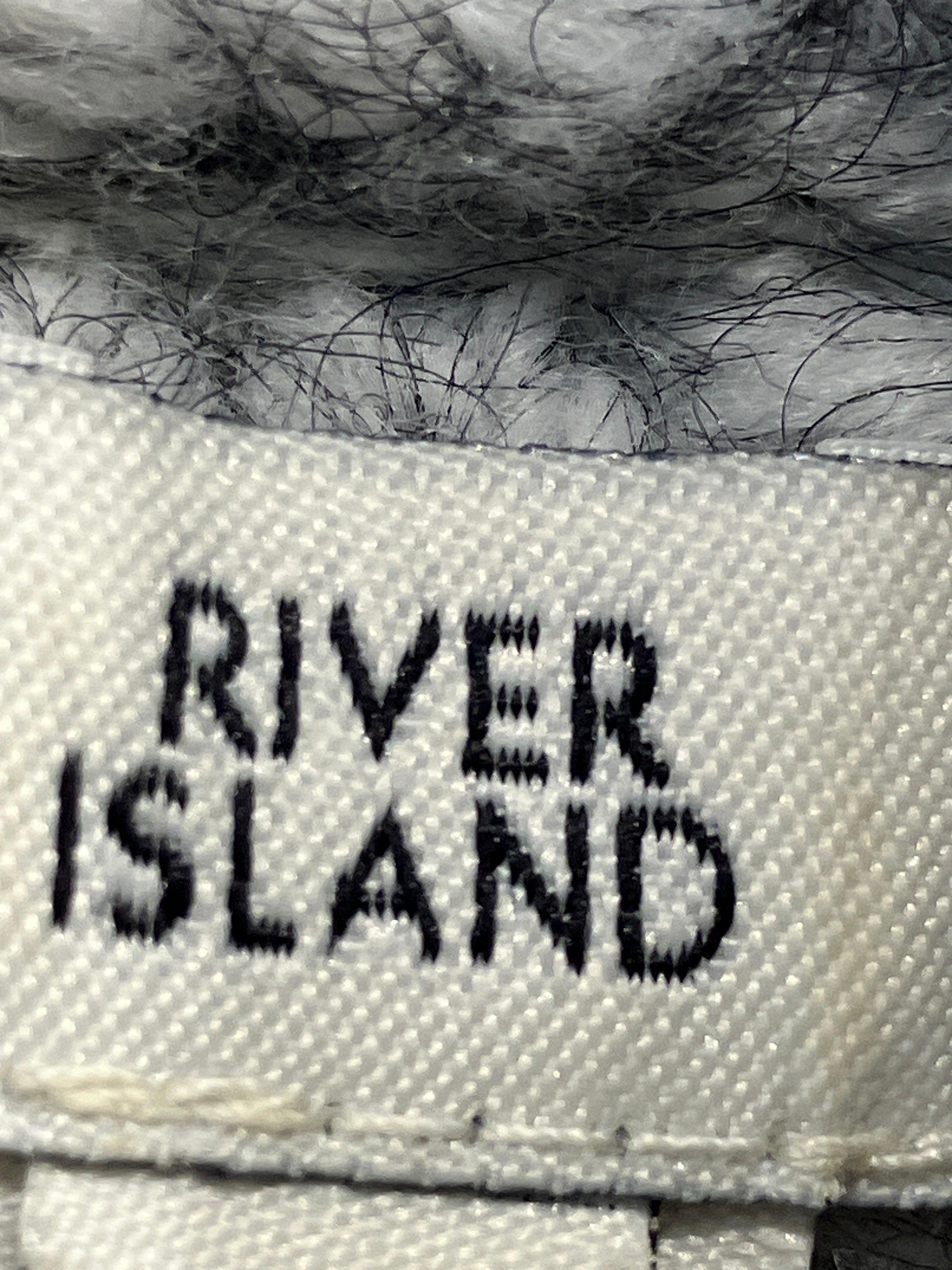 River Island Strik