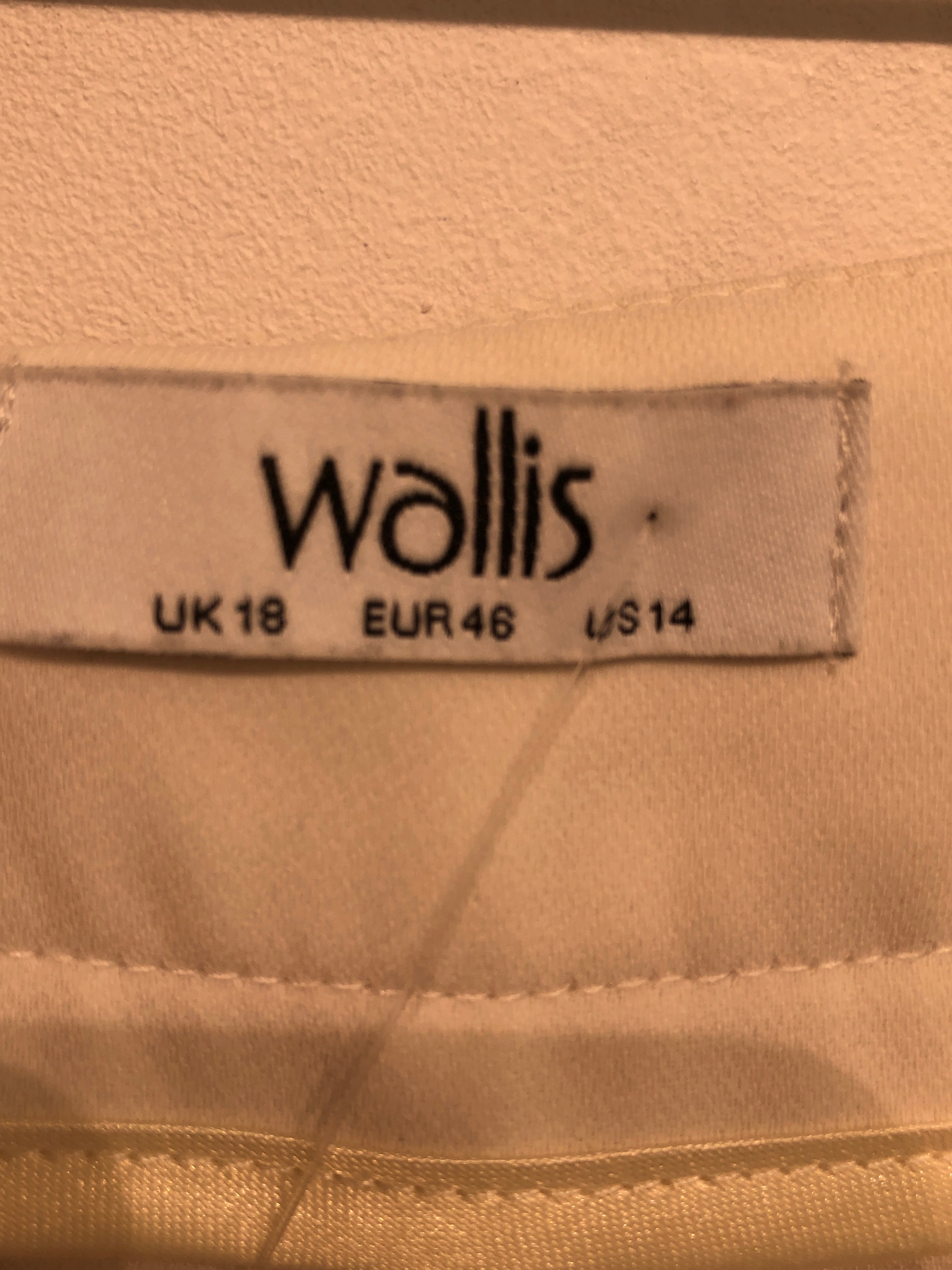 Wallis Bukser