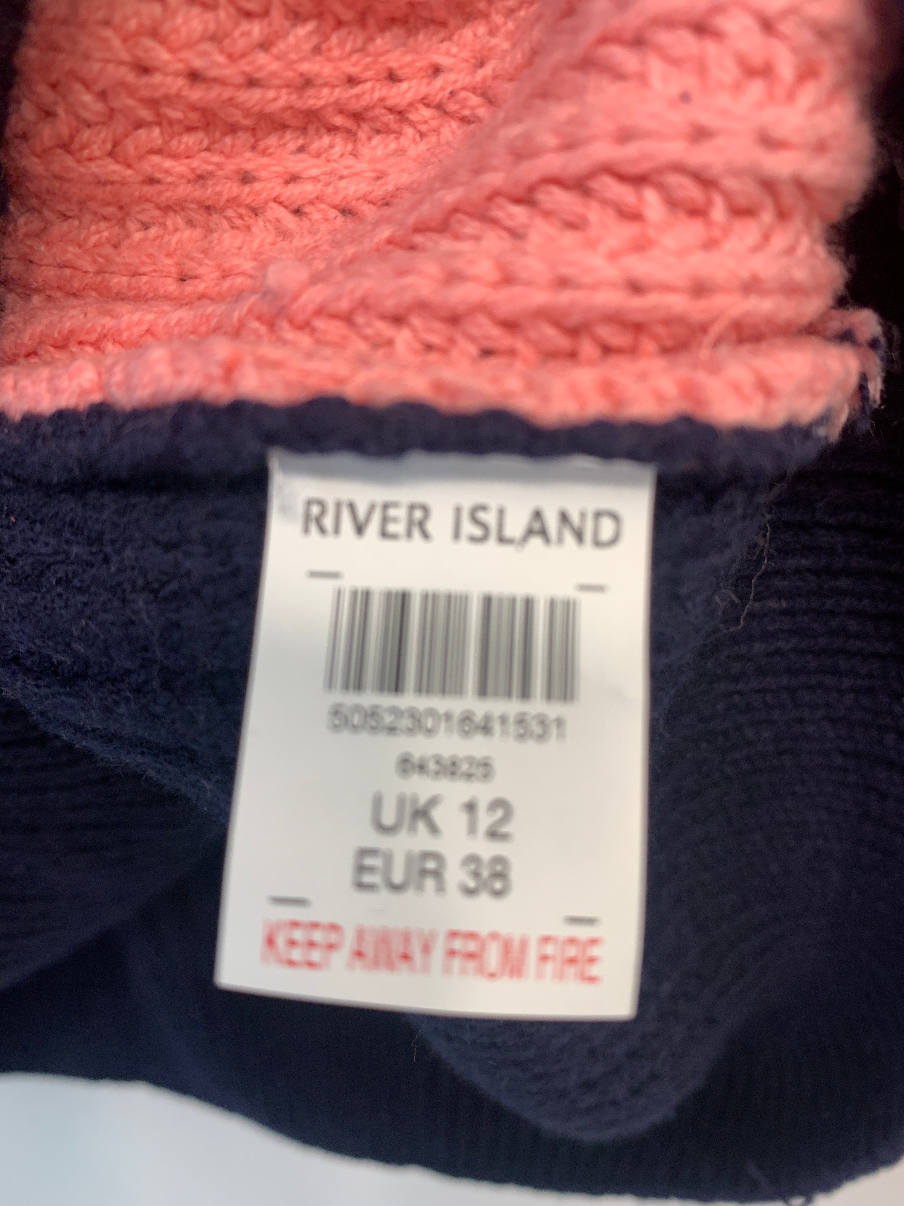 River Island Strik