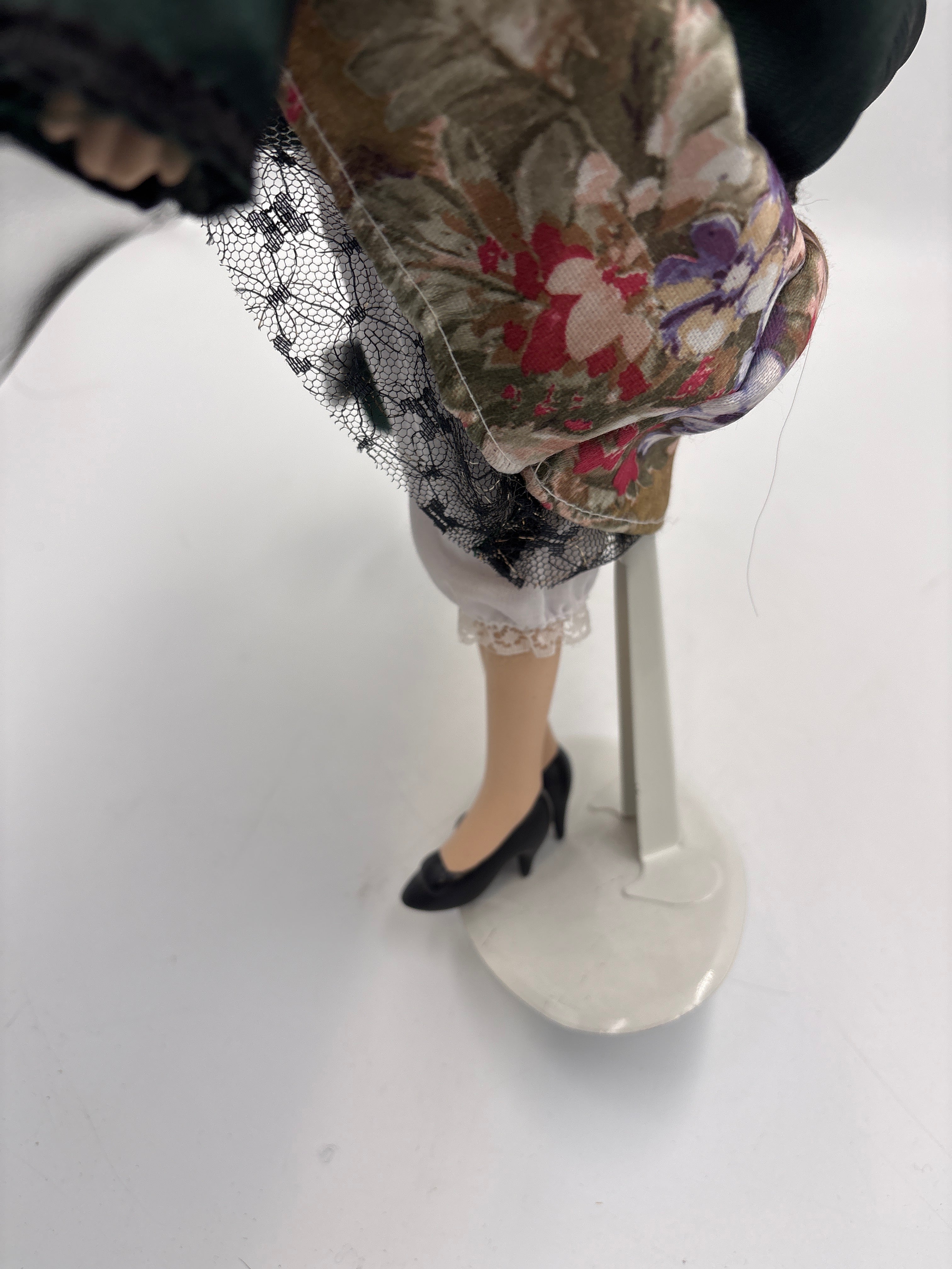Porcelænsdukke med blomstretkjole