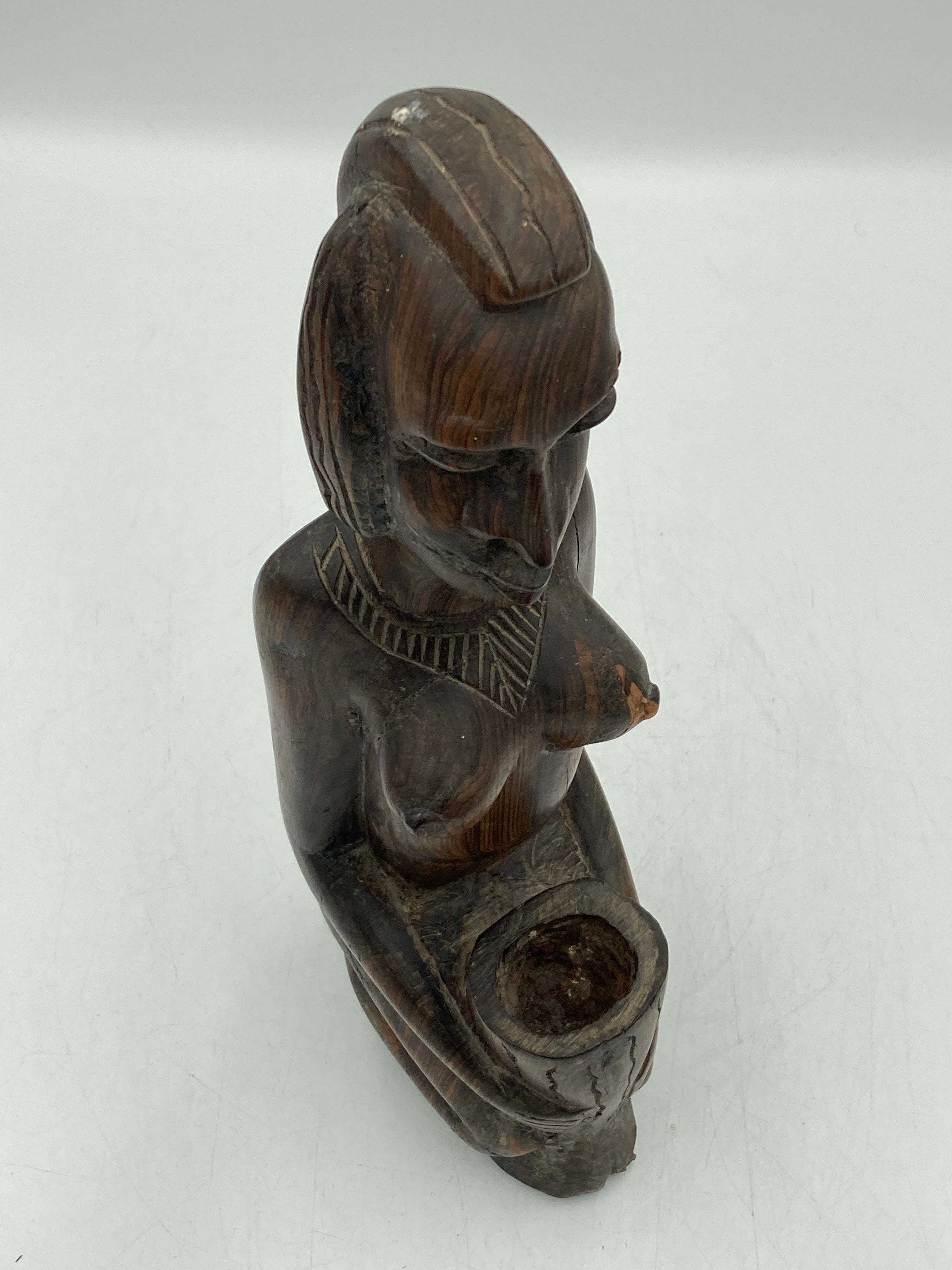 Siddende kvinde (træ figur)