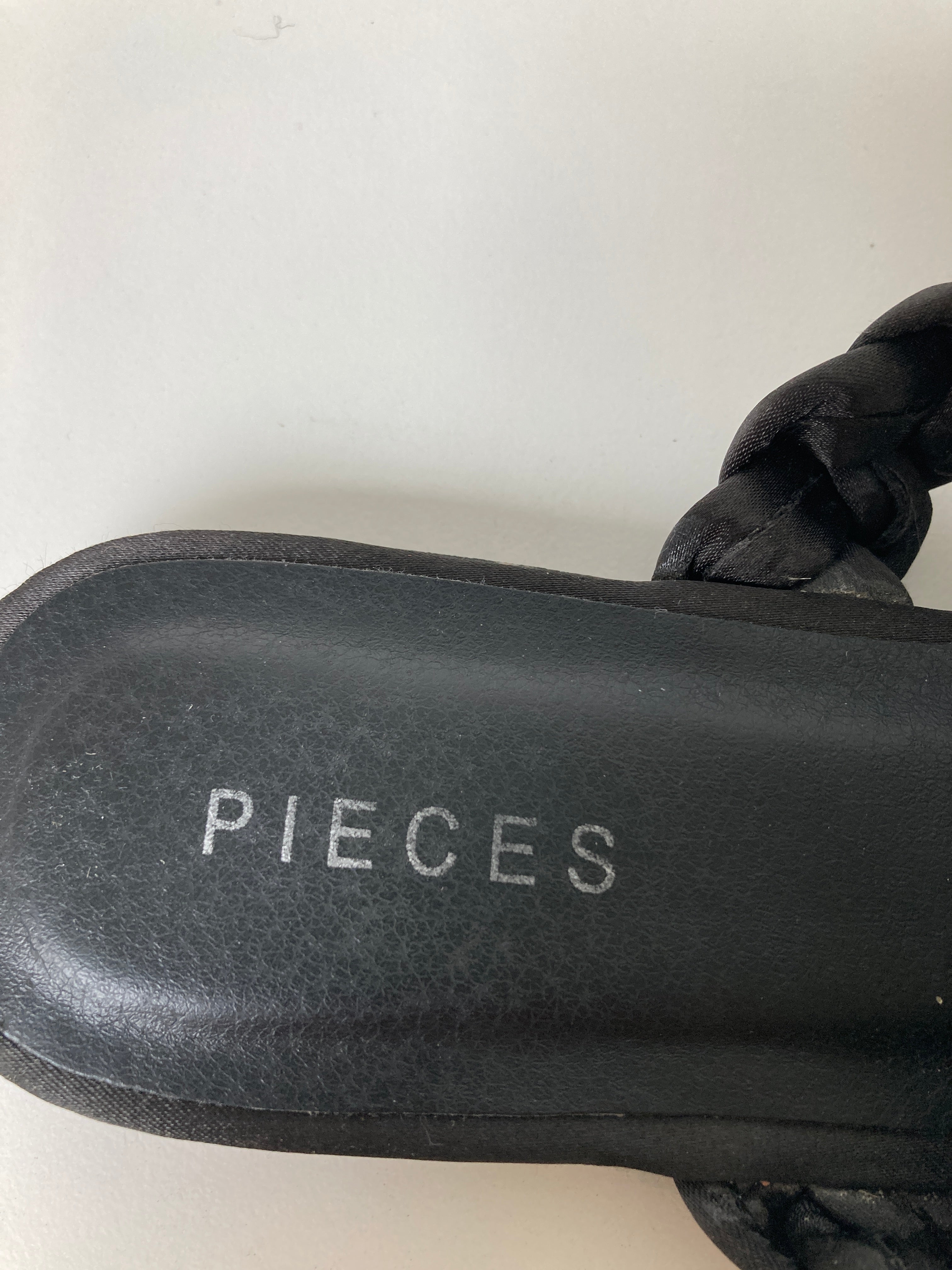 Pieces Sandaler