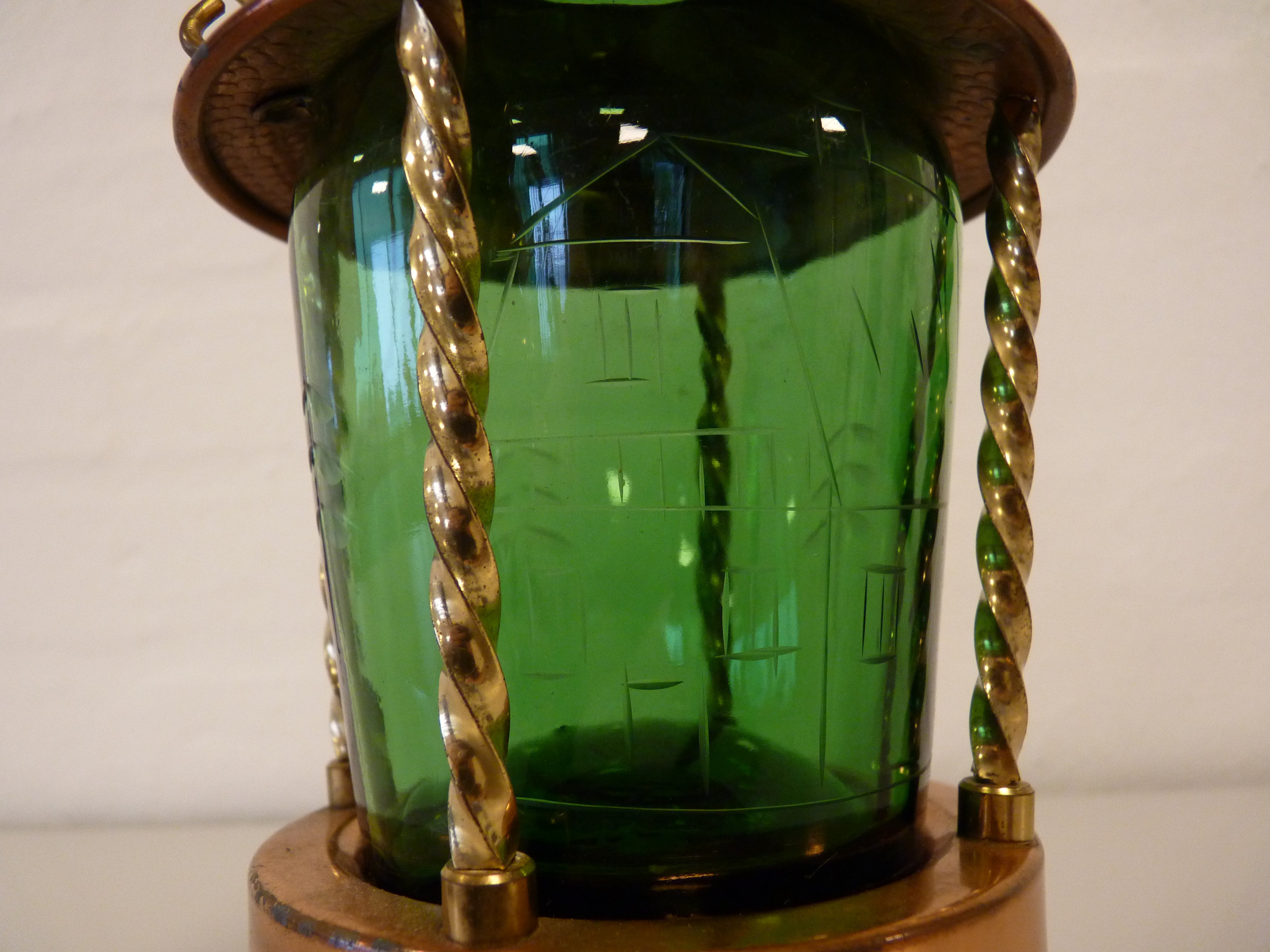 Snapseflaske i kobber beholder