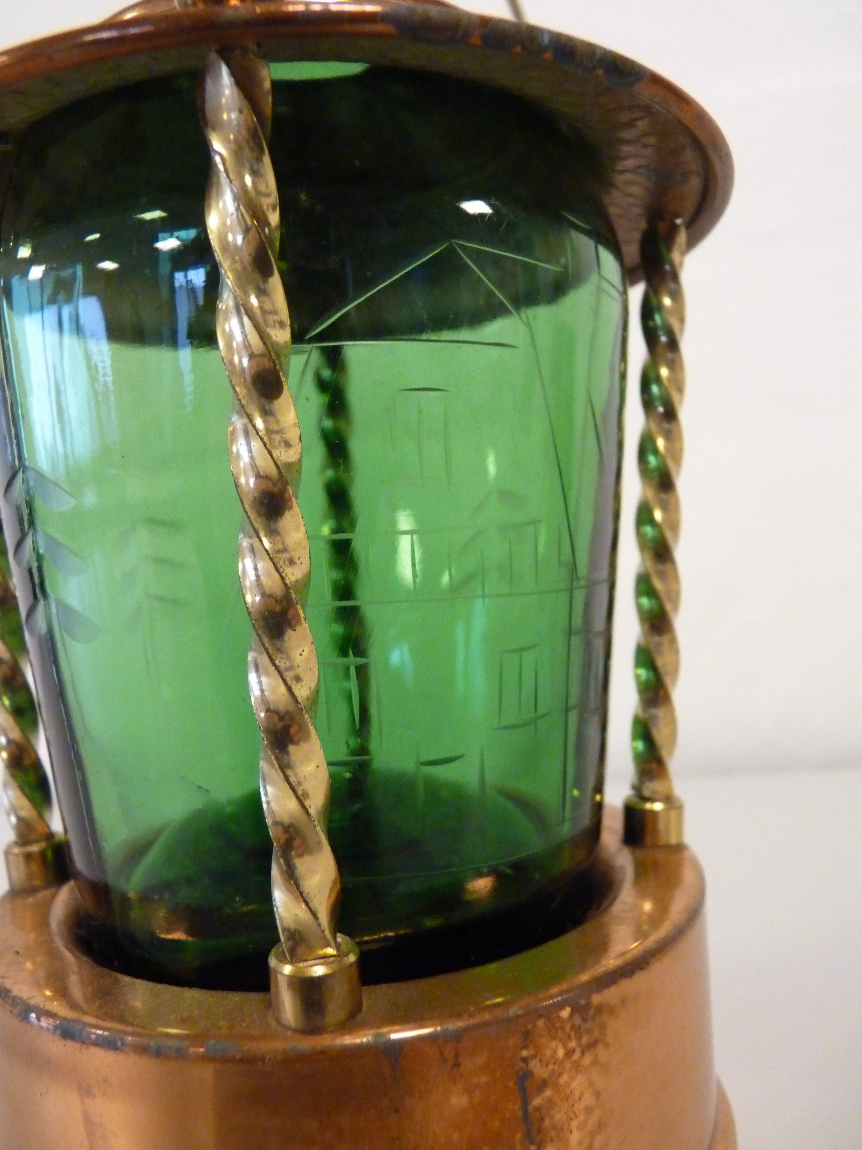 Snapseflaske i kobber beholder