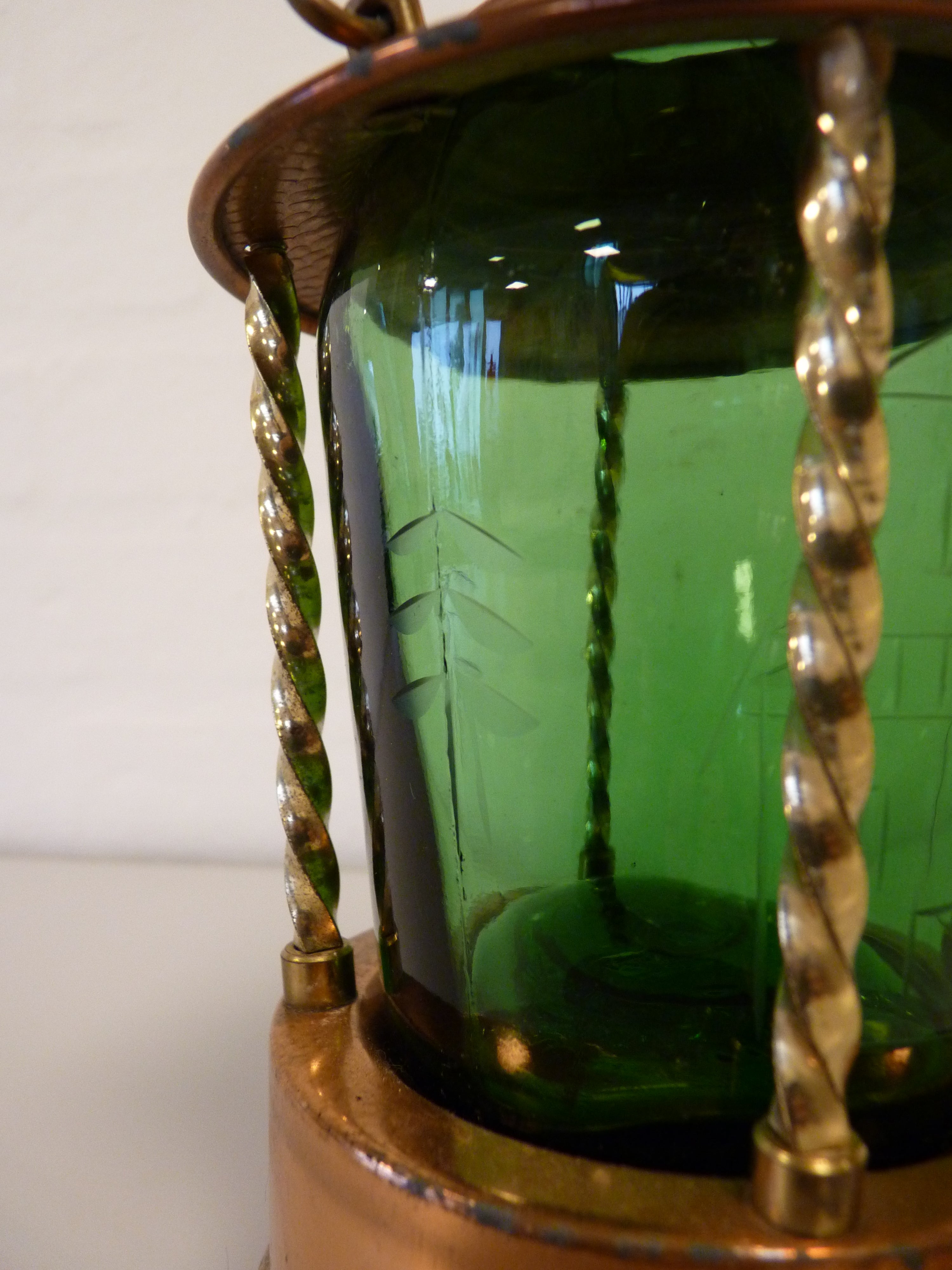 Snapseflaske i kobber beholder