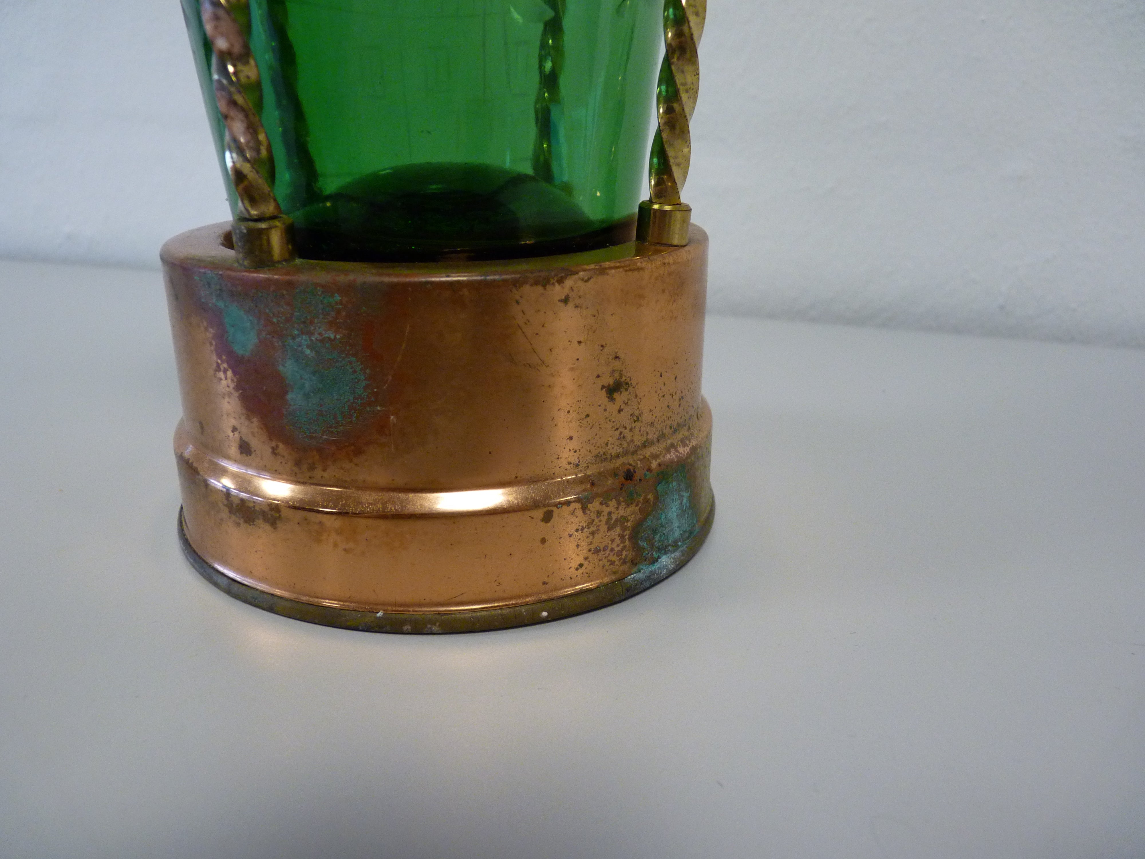 Snapseflaske i kobber beholder