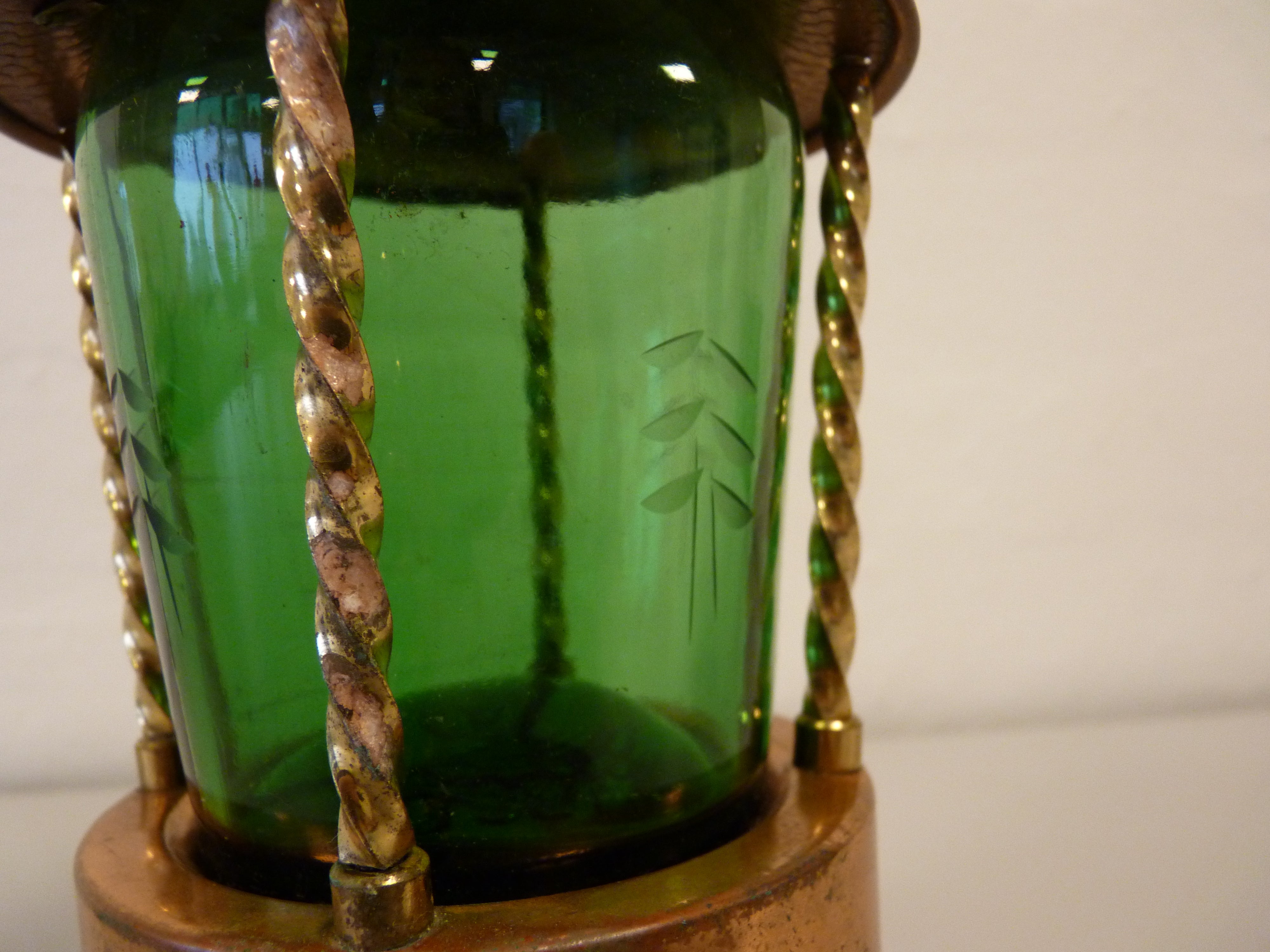 Snapseflaske i kobber beholder