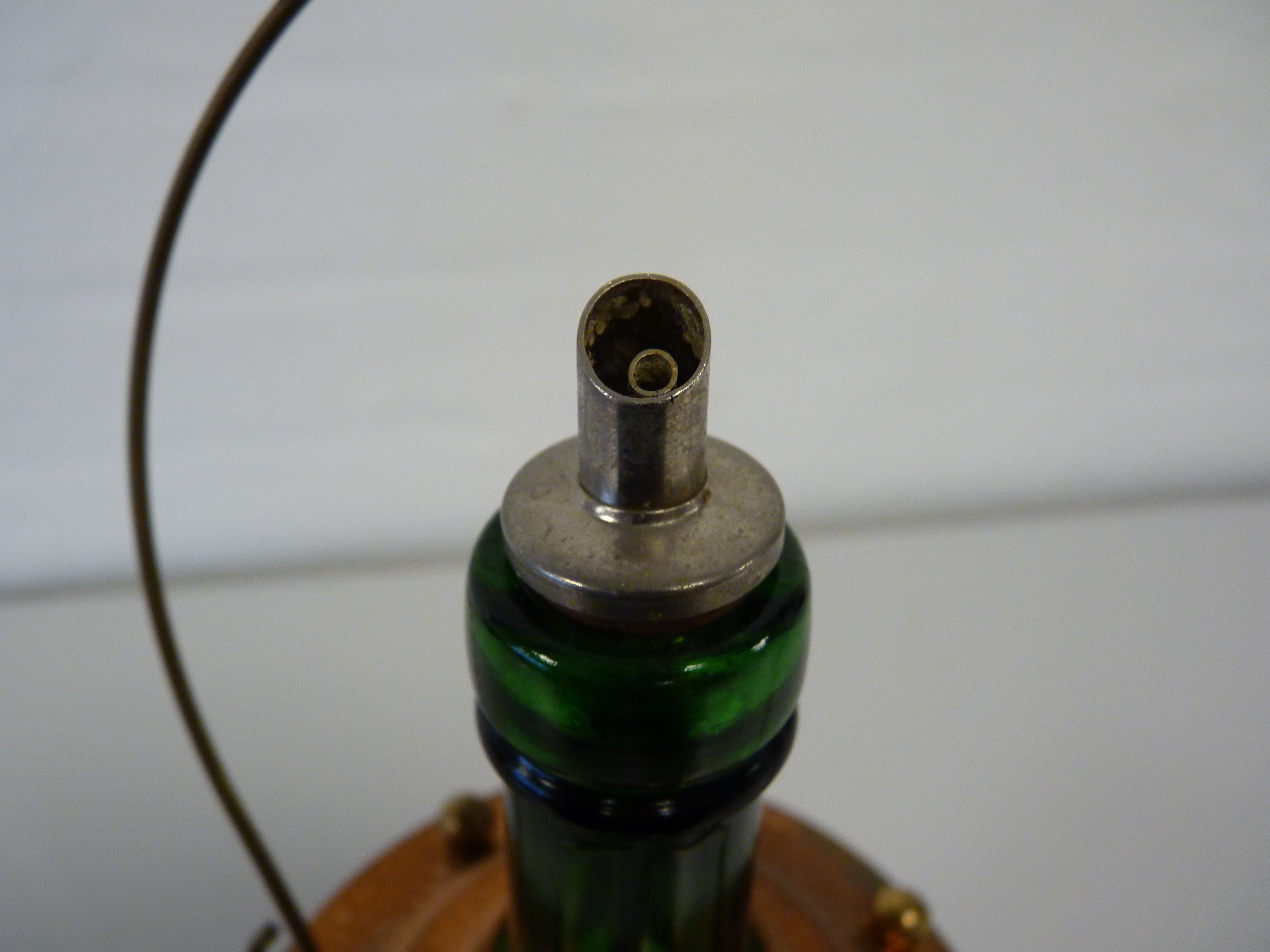 Snapseflaske i kobber beholder