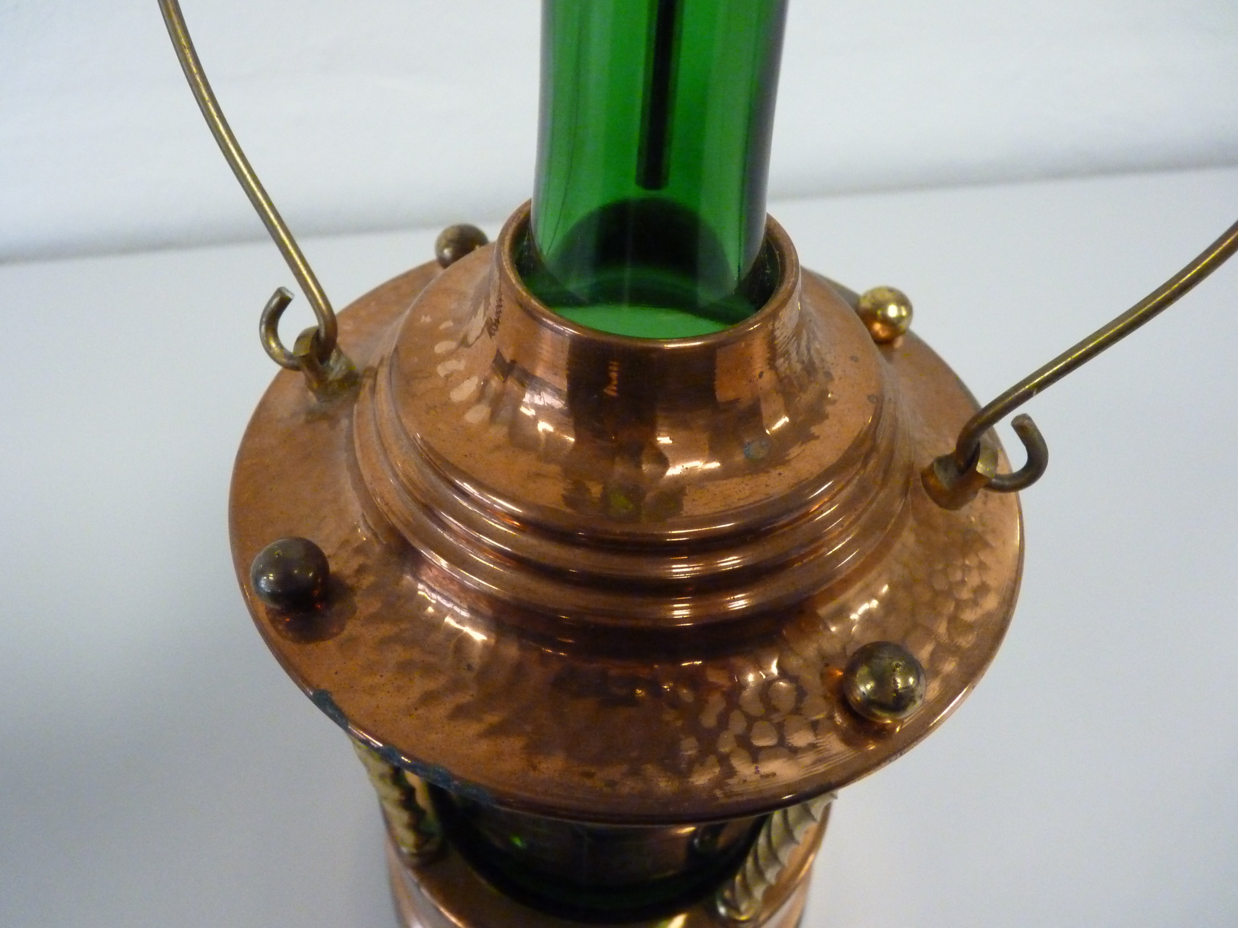 Snapseflaske i kobber beholder