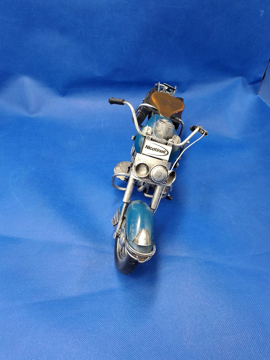 Modelmotorcykel i blå blik/metal