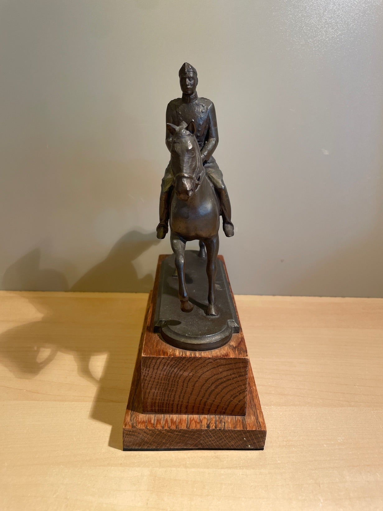 Christian X til hest. Bronzeskulptur