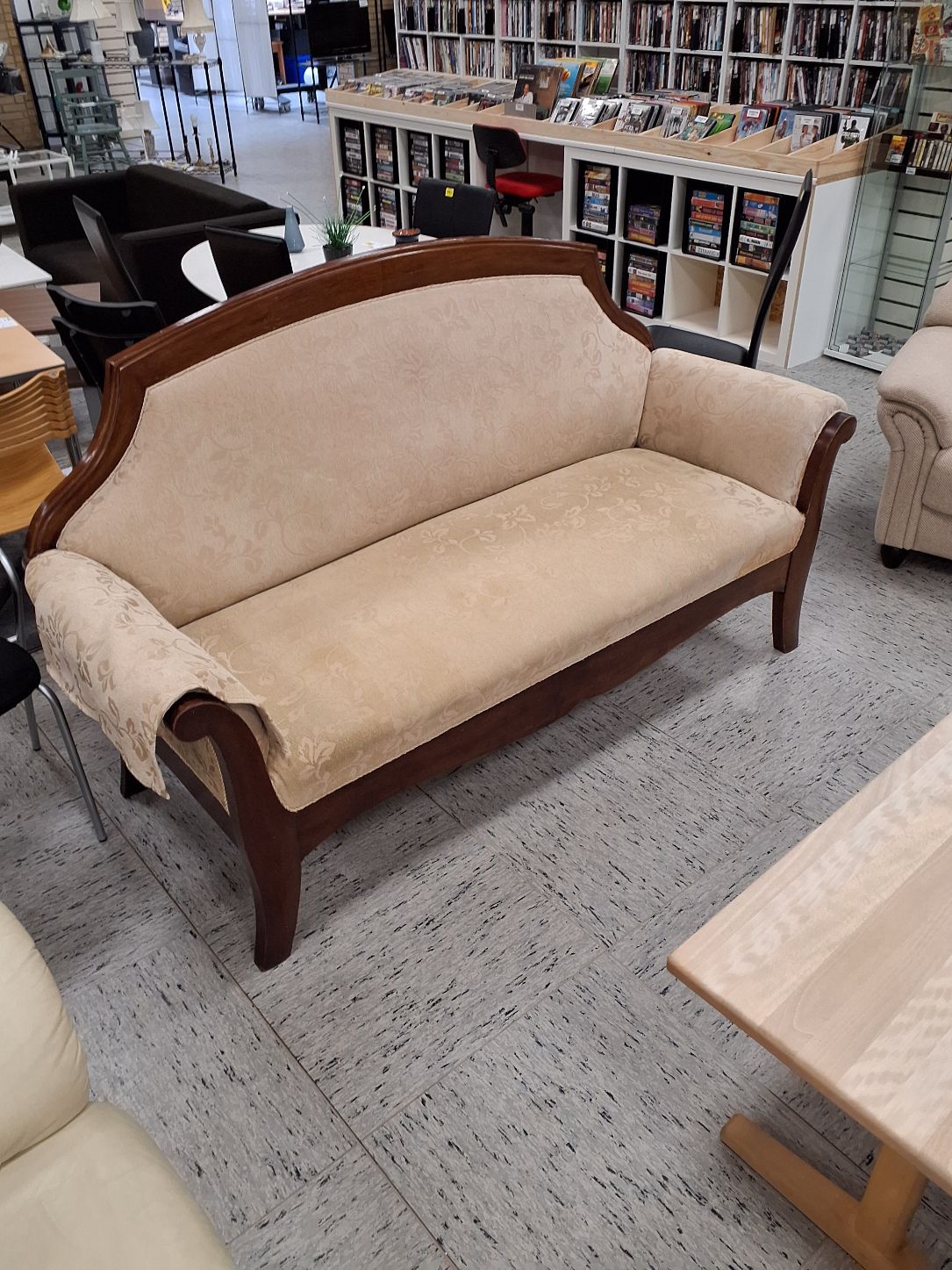Klassisk sofa med høj ryk