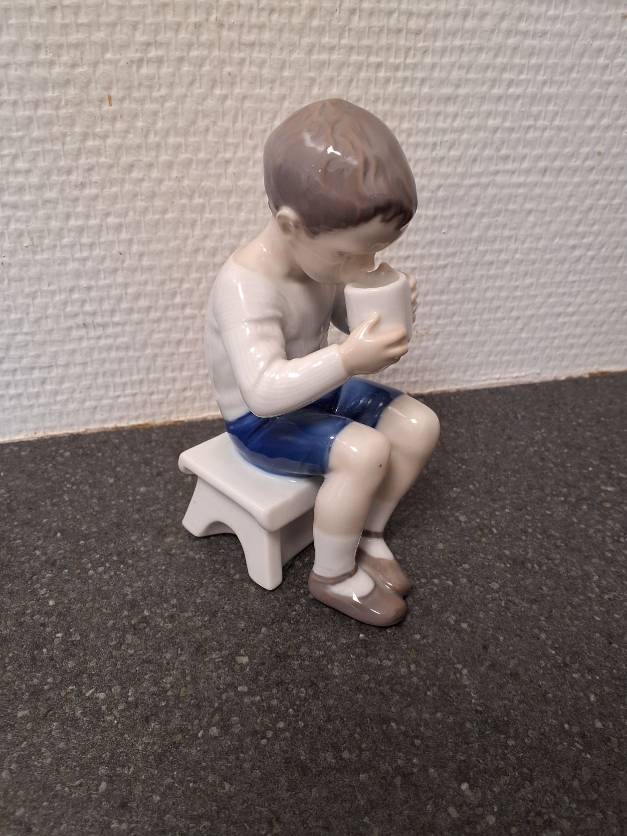 Siddende dreng med kop B & G