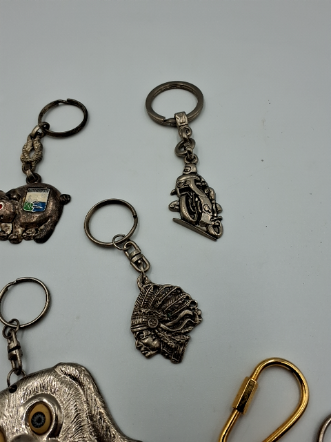 Samling af nøgleringe. Metal figurer