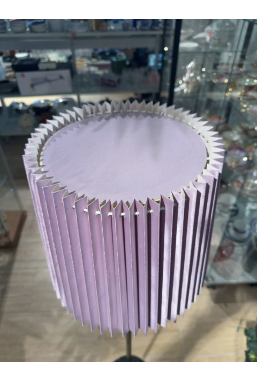Standerlampe med lilla skærm