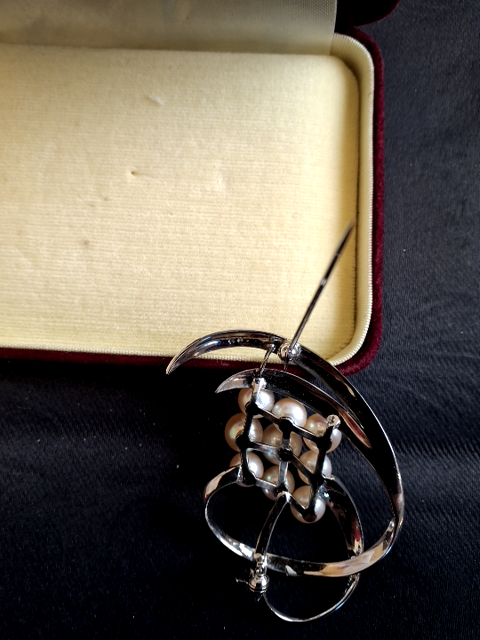 Mikimoto broche
