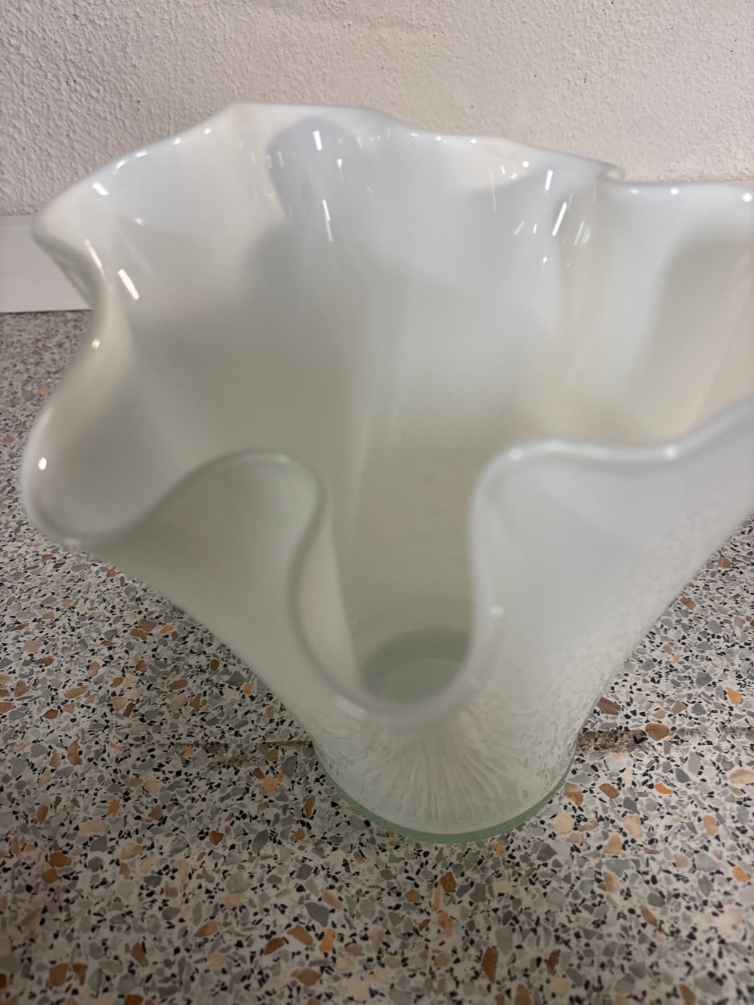 Vase med bølget kant