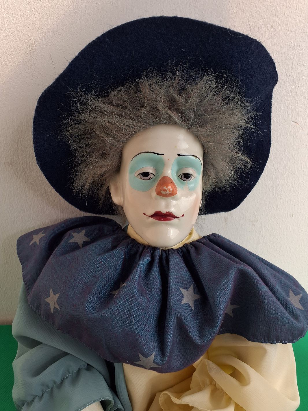 Klovnedukke i porcelæn
