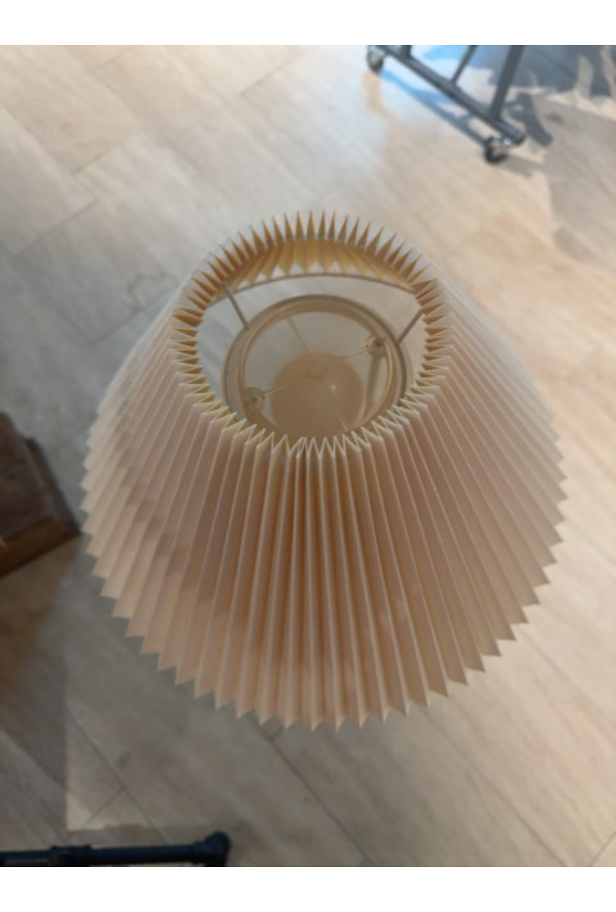 Lampe med detaljer på foden