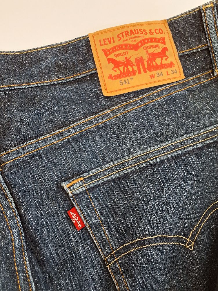 Levis Bukser