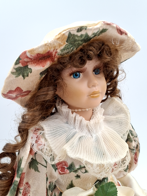 2. Porcelænsdukke m. blomsterkjole