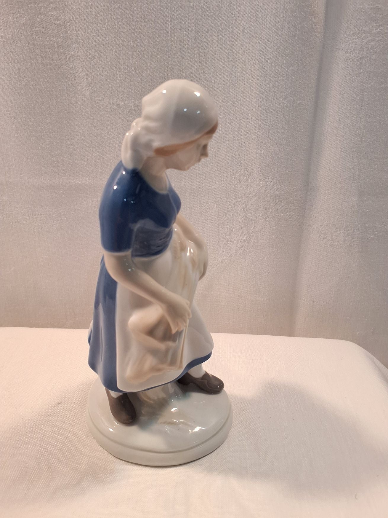 Porcelænsfigur, pige m. Kornneg