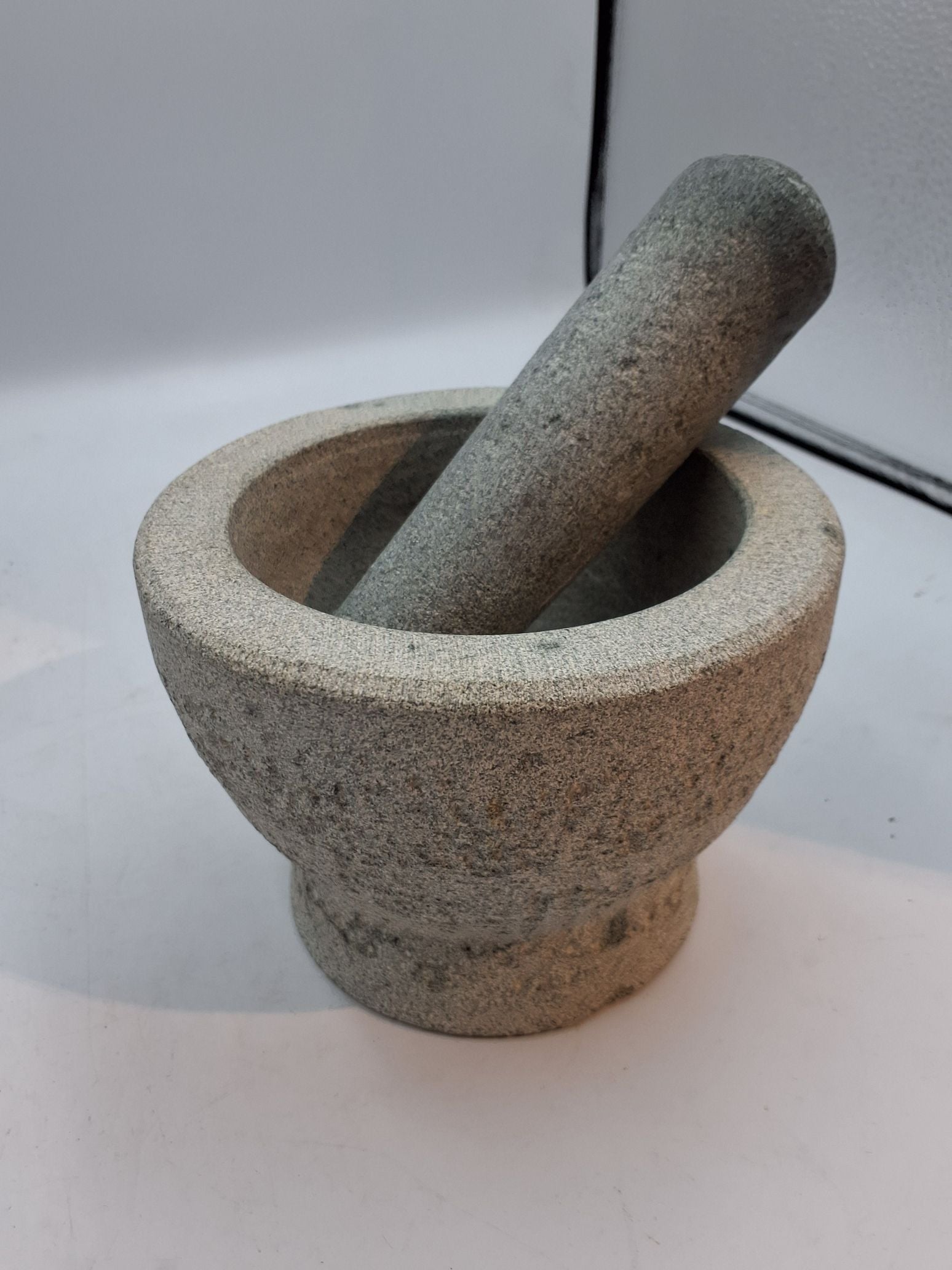 Morter i grå granit