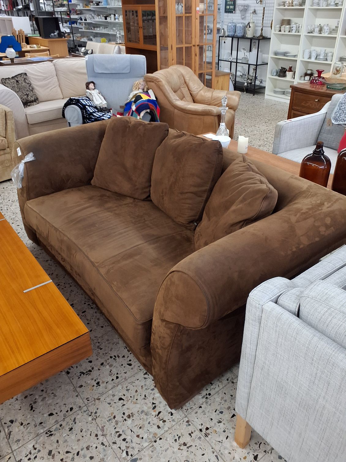 Sofa i mellembrun alcantare
