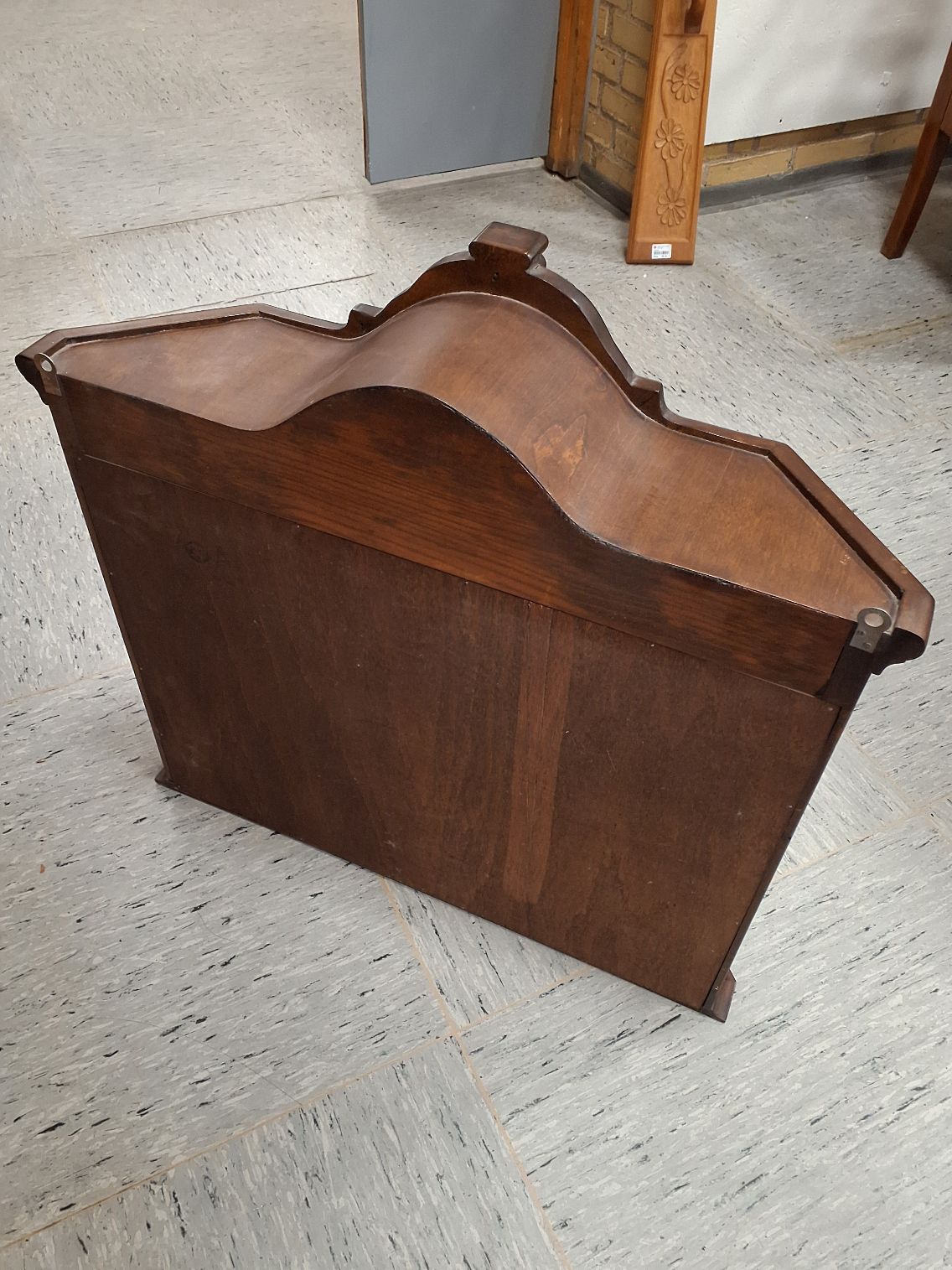 Væghængt vitrineskab vintage