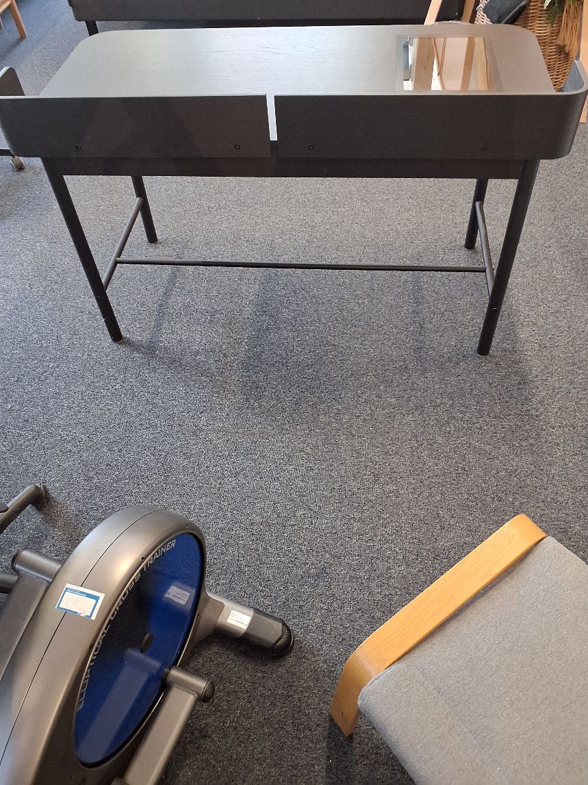 Dette er et brugt IKEA Micke skrivebord i farven sortbrun