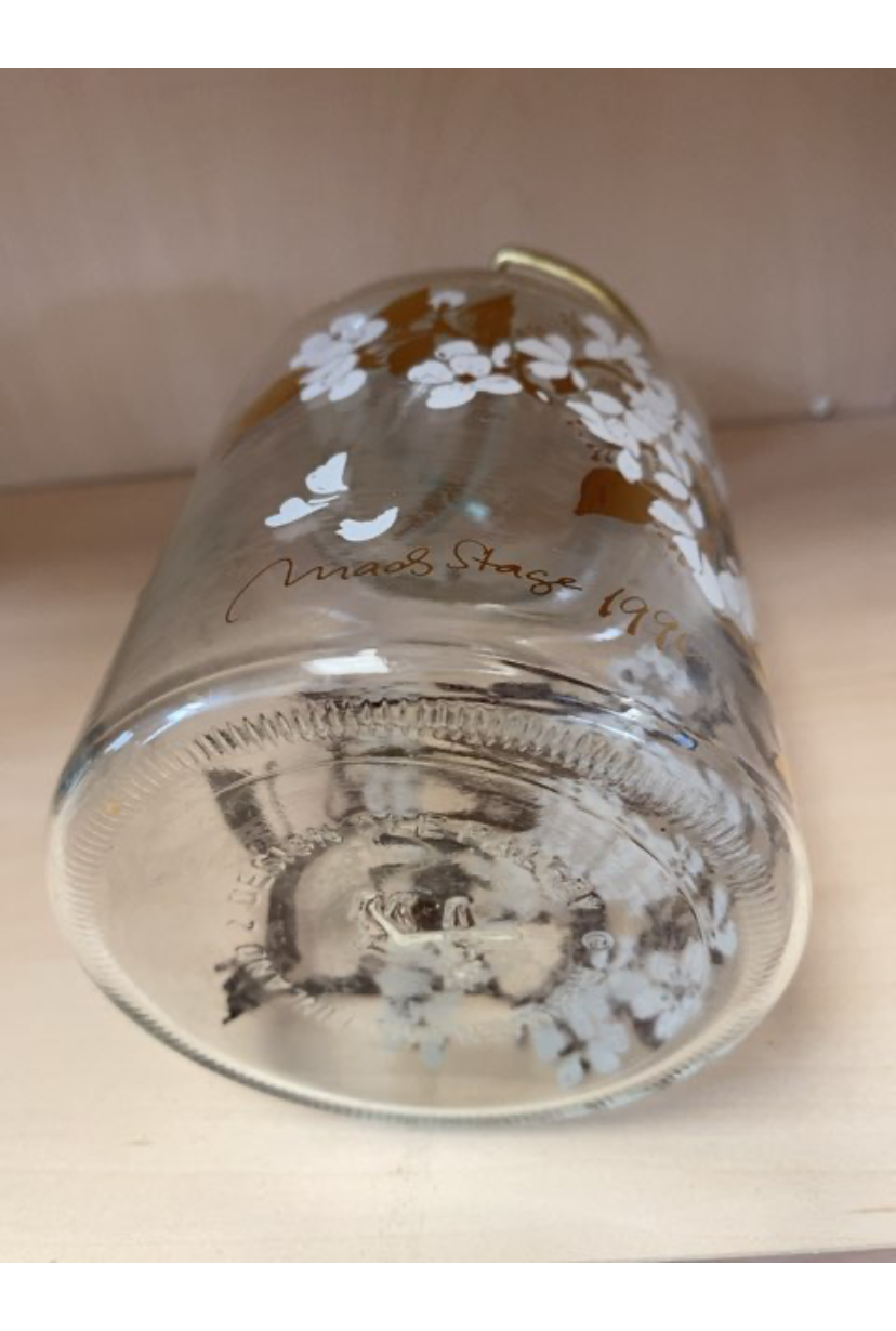 Mads Stage år 1990 forråds glas
