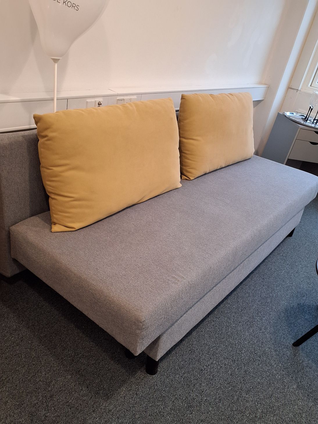 Grå sovesofa med opbavering