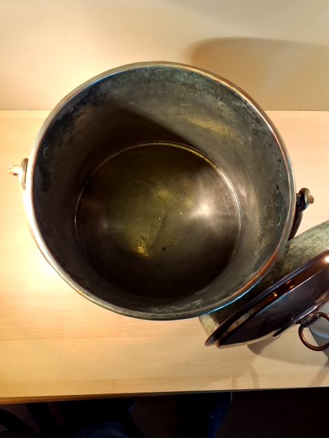 Gammel kobberspand med låg