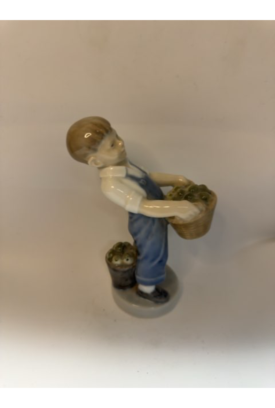 Figur drengen med æbler "Royal Copenhagen"