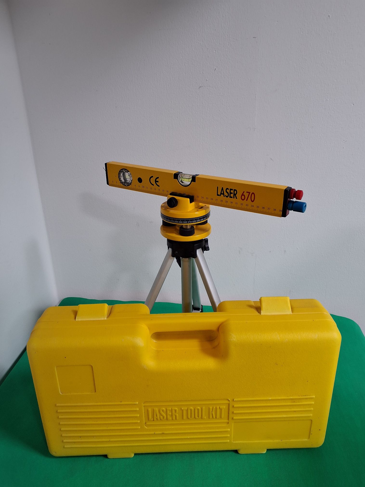 Laser-vaterpas med stativ