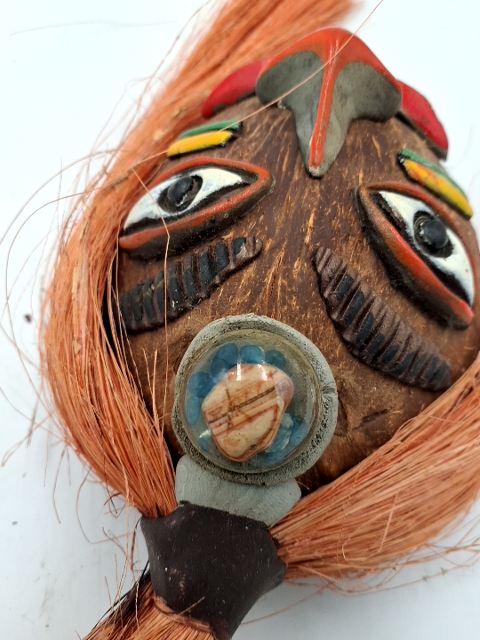 Maske med hår i koral