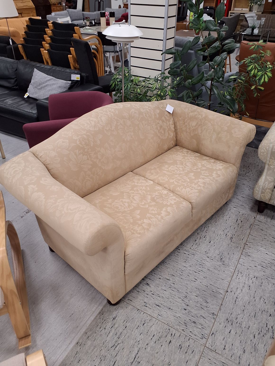 Cremehvid med blomster .2ps sofa