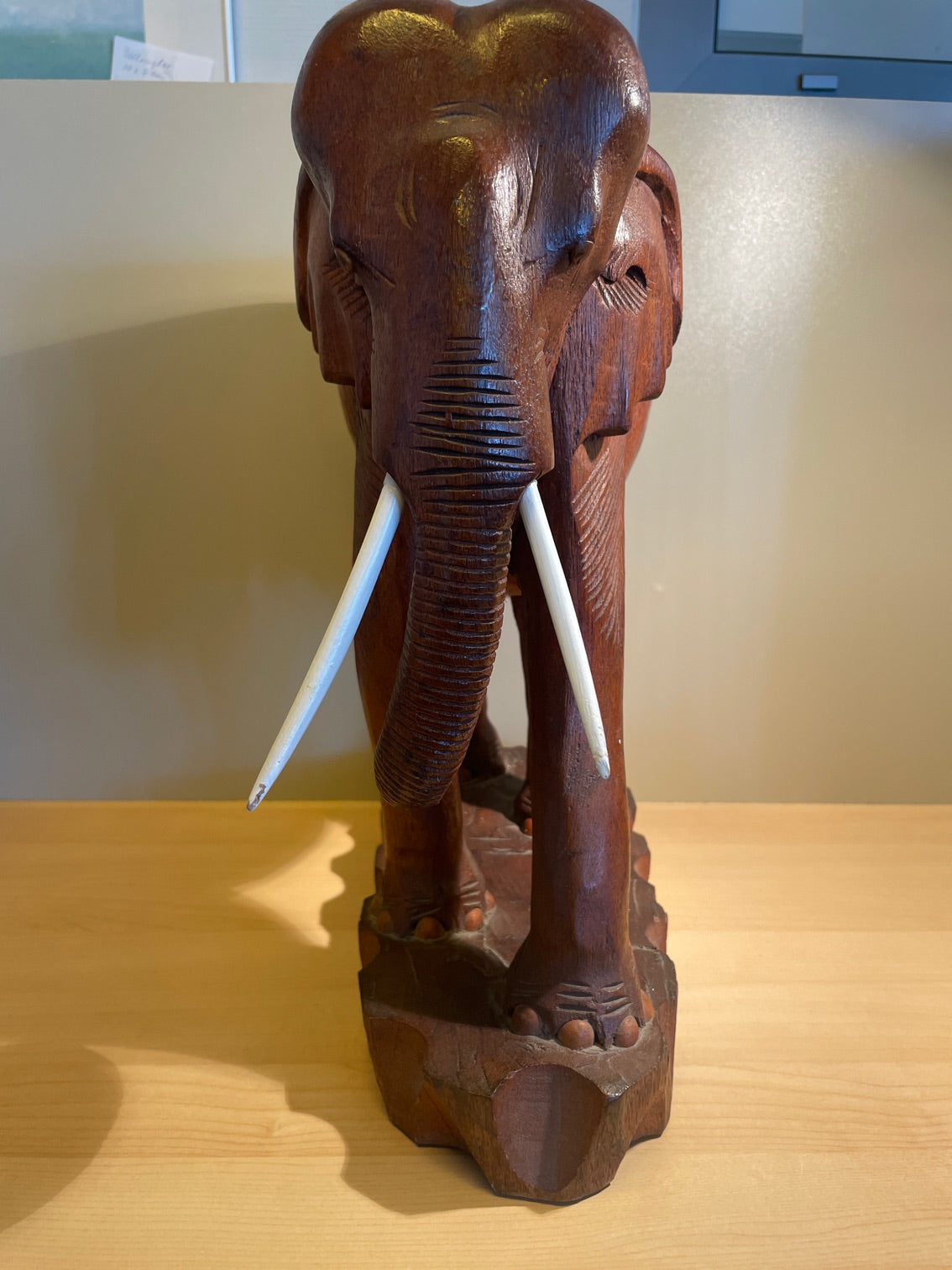 Håndskåret træskulptur af elefant