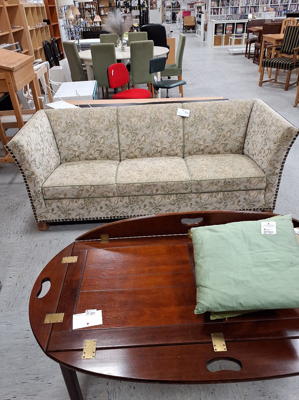 Blomstret sofa i lysegrøn