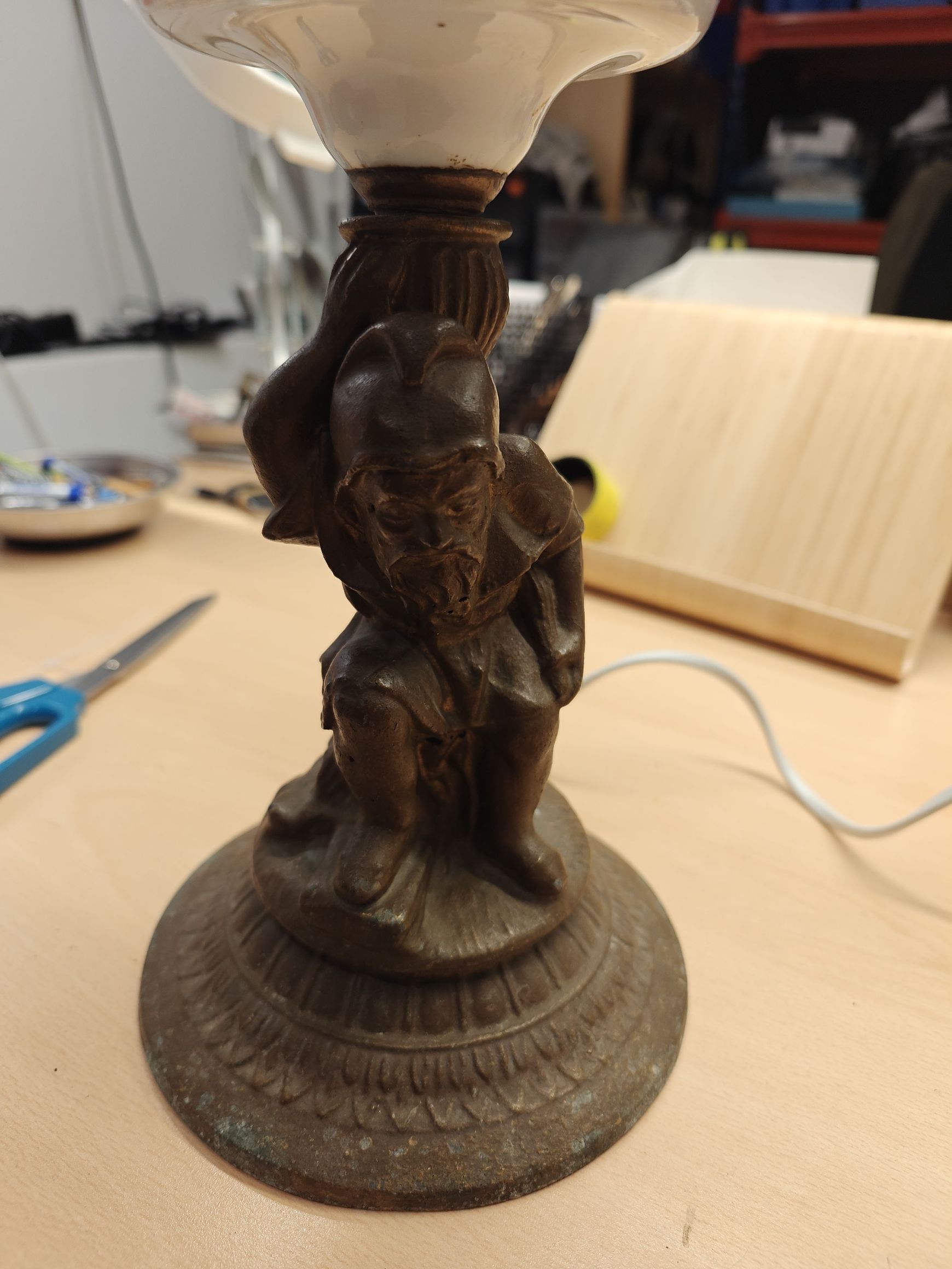 Lampe med messingfod