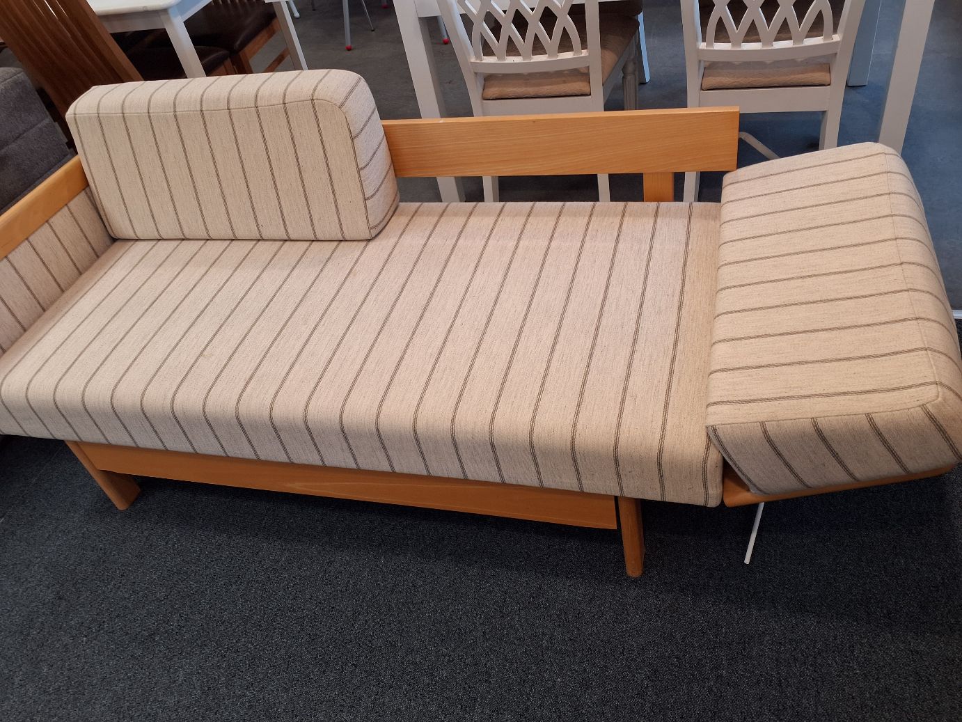 Stribet sofa med opbaveringsplads