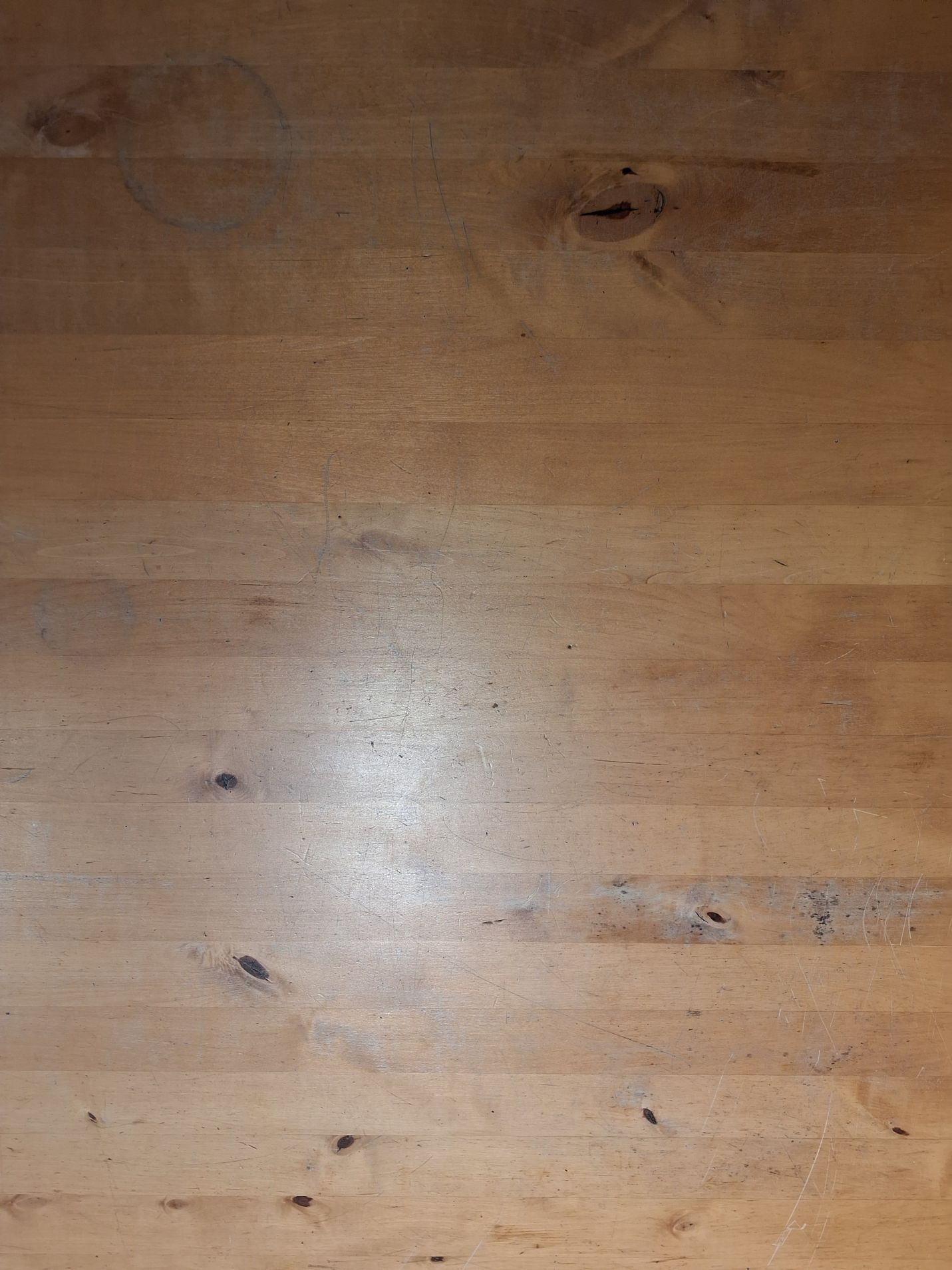 Spisebord i lyst træ