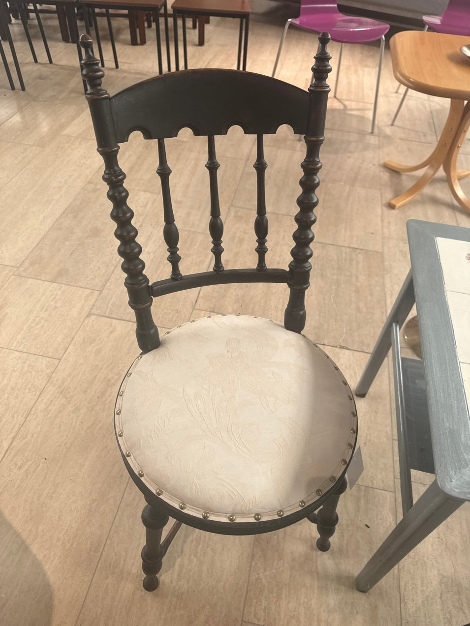 Elegant stol m. Hvidt sæde