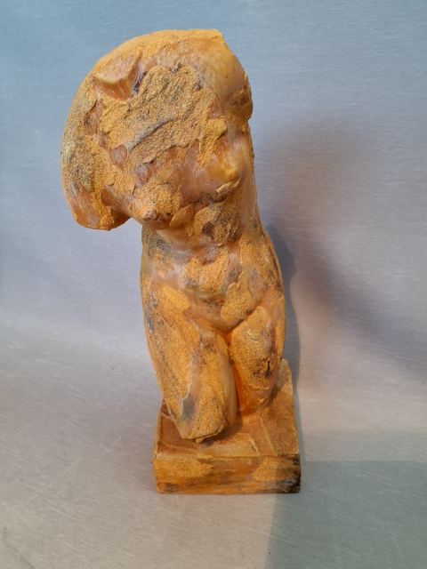 Skulptur af kvinde torso
