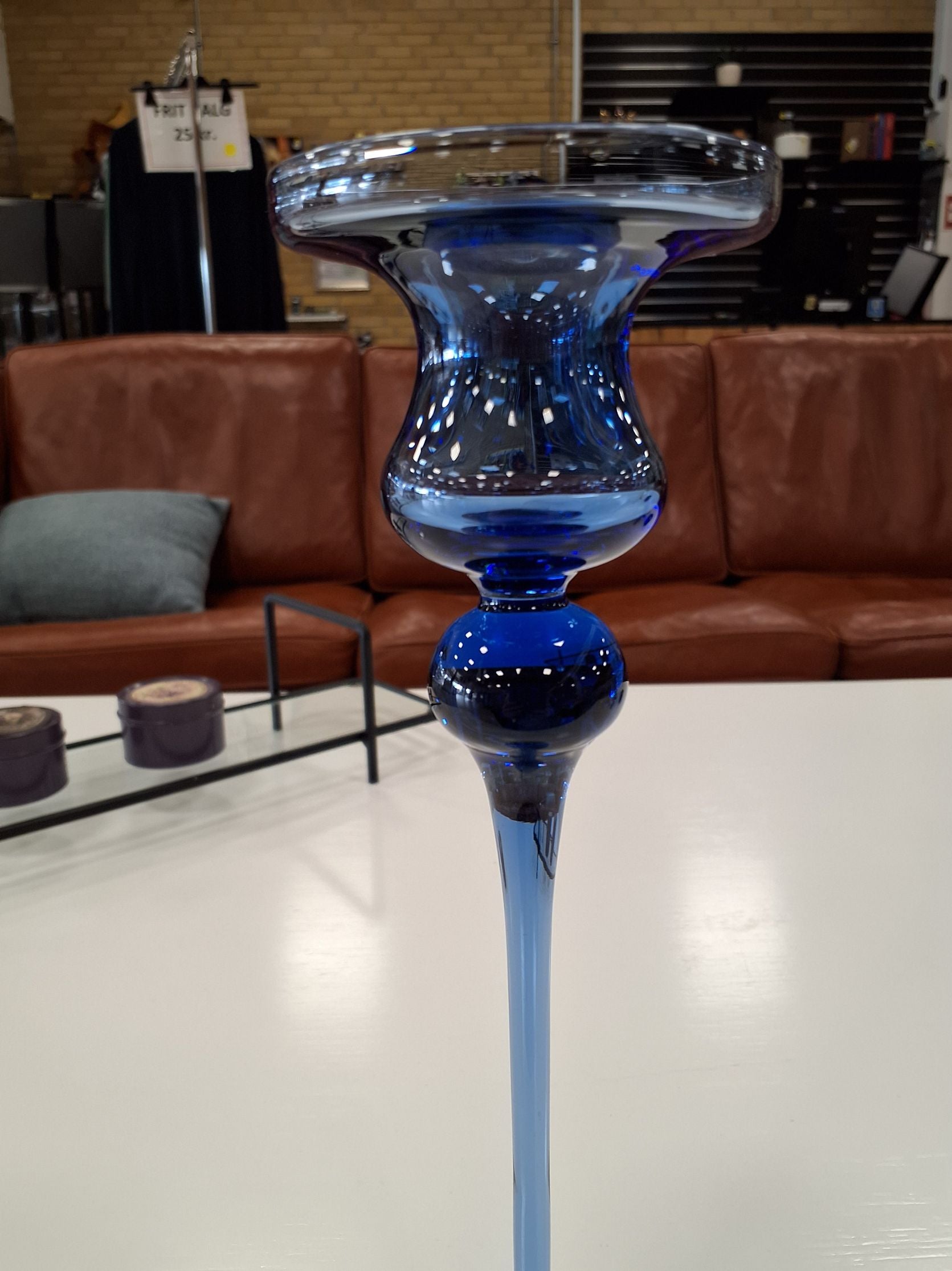 Blåfarvet glas lysestage